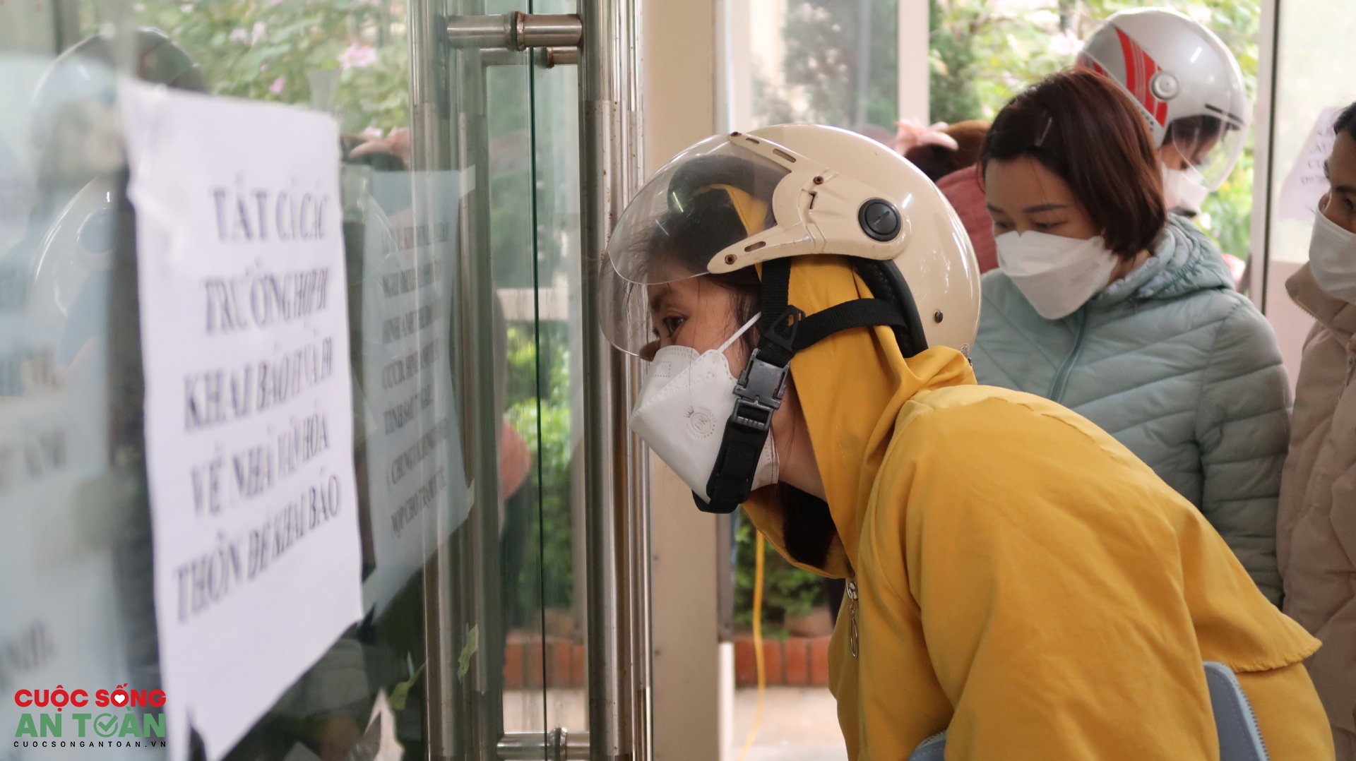 Công nhân chen chúc xin giấy xác nhận F0 đã khỏi bệnh Công nhân chen chúc xin giấy xác nhận F0 đã khỏi bệnh