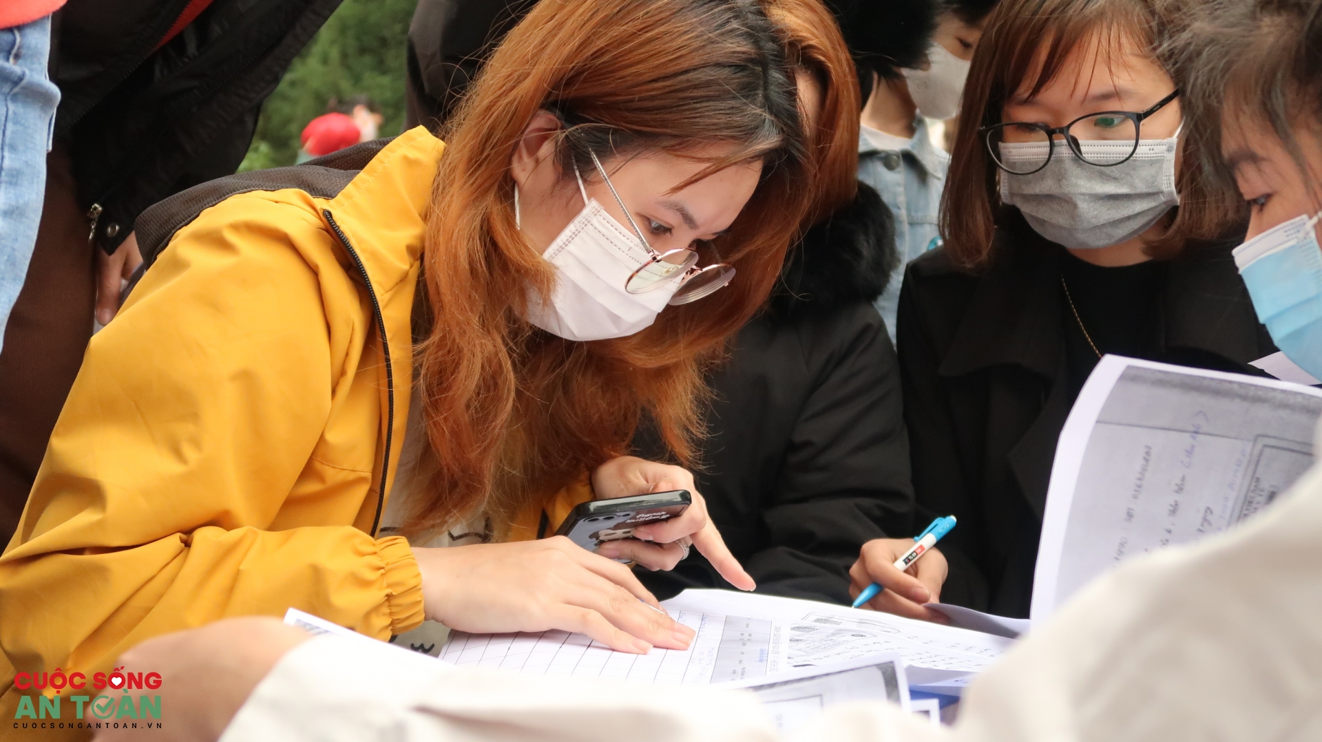 Công nhân chen chúc xin giấy xác nhận F0 đã khỏi bệnh Công nhân chen chúc xin giấy xác nhận F0 đã khỏi bệnh