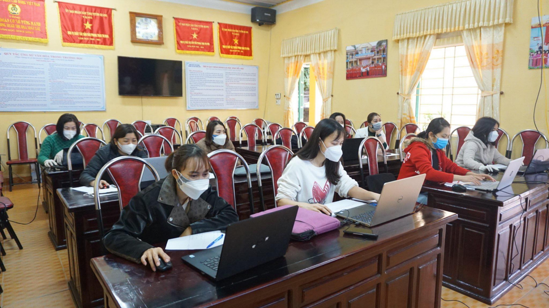 Đoàn viên tình nguyện nhập dữ liệu F0 nghỉ việc hưởng BHXH Đoàn viên tình nguyện nhập dữ liệu F0 nghỉ việc hưởng BHXH