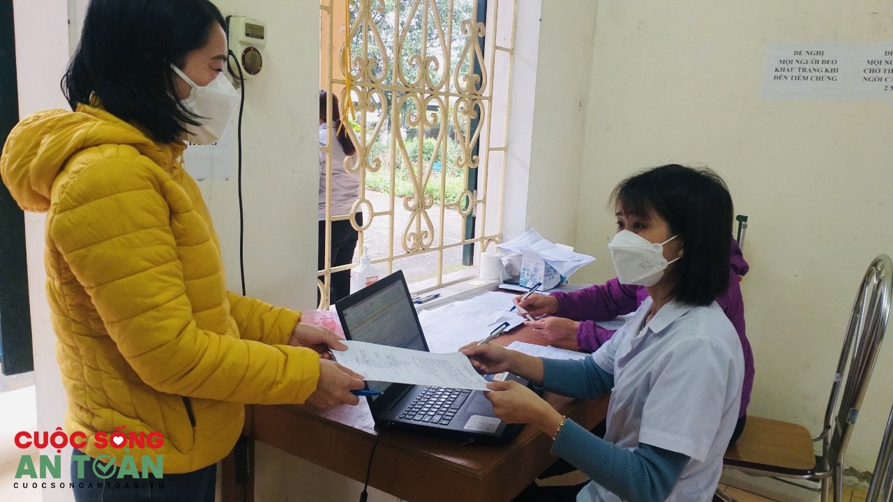 Công nhân phấn khởi vì sớm được cấp giấy chứng nhận F0 hưởng BHXH