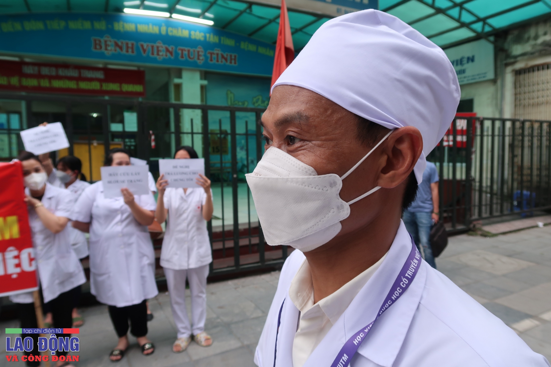 Cán bộ y tế Bệnh viện Tuệ Tĩnh tiếp tục xuống đường đòi quyền lợi Cán bộ y tế Bệnh viện Tuệ Tĩnh tiếp tục xuống đường đòi quyền lợi