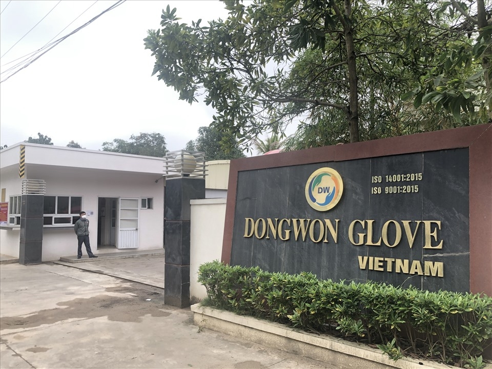 Công nhân ngừng việc tập thể, viết đơn đề nghị tăng lương