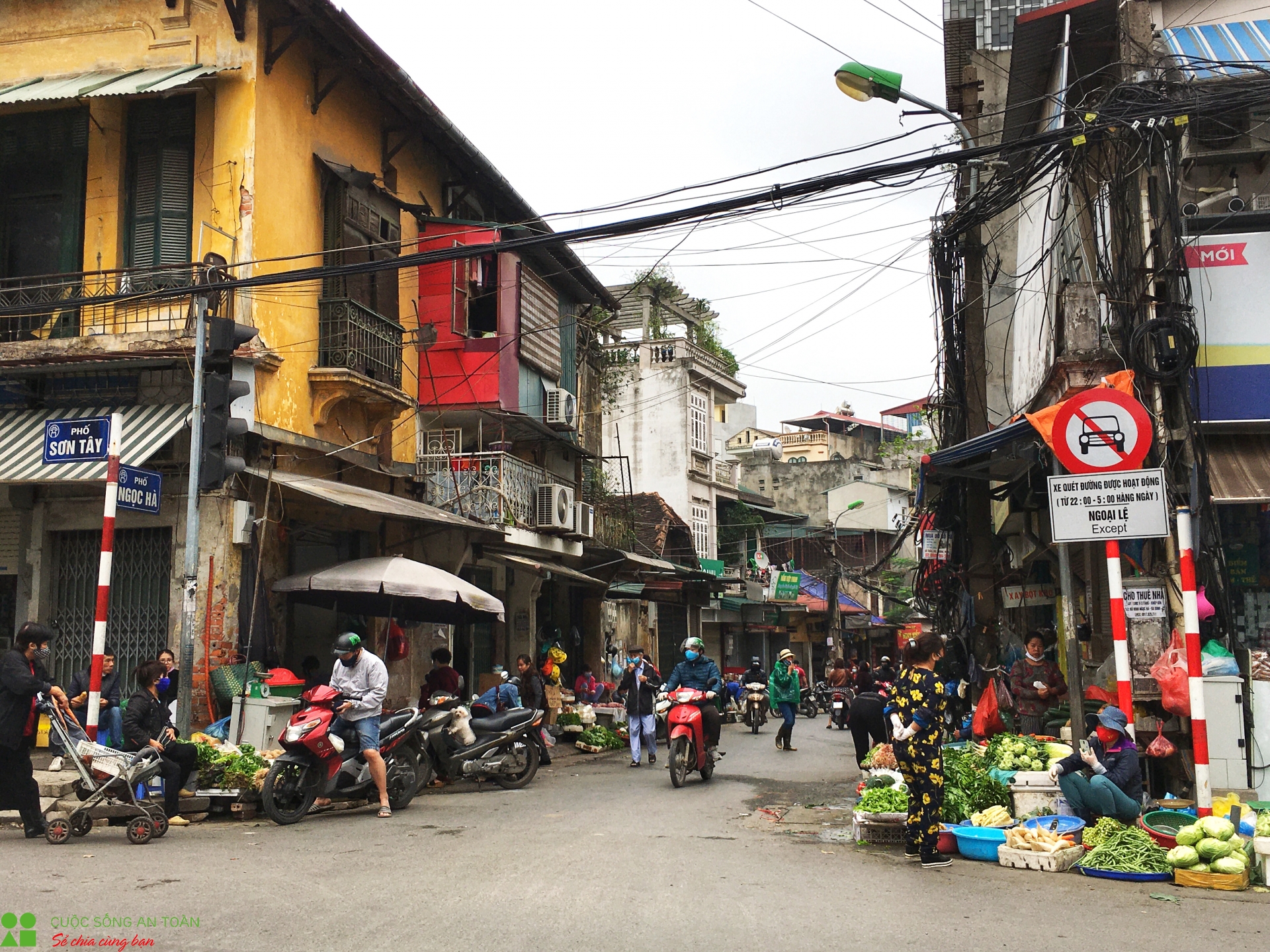 Ngày đầu cách ly toàn xã hội: Thực phẩm phong phú, tiểu thương than "ế" ngay dau cach ly toan xa hoi thuc pham phong phu tieu thuong than e