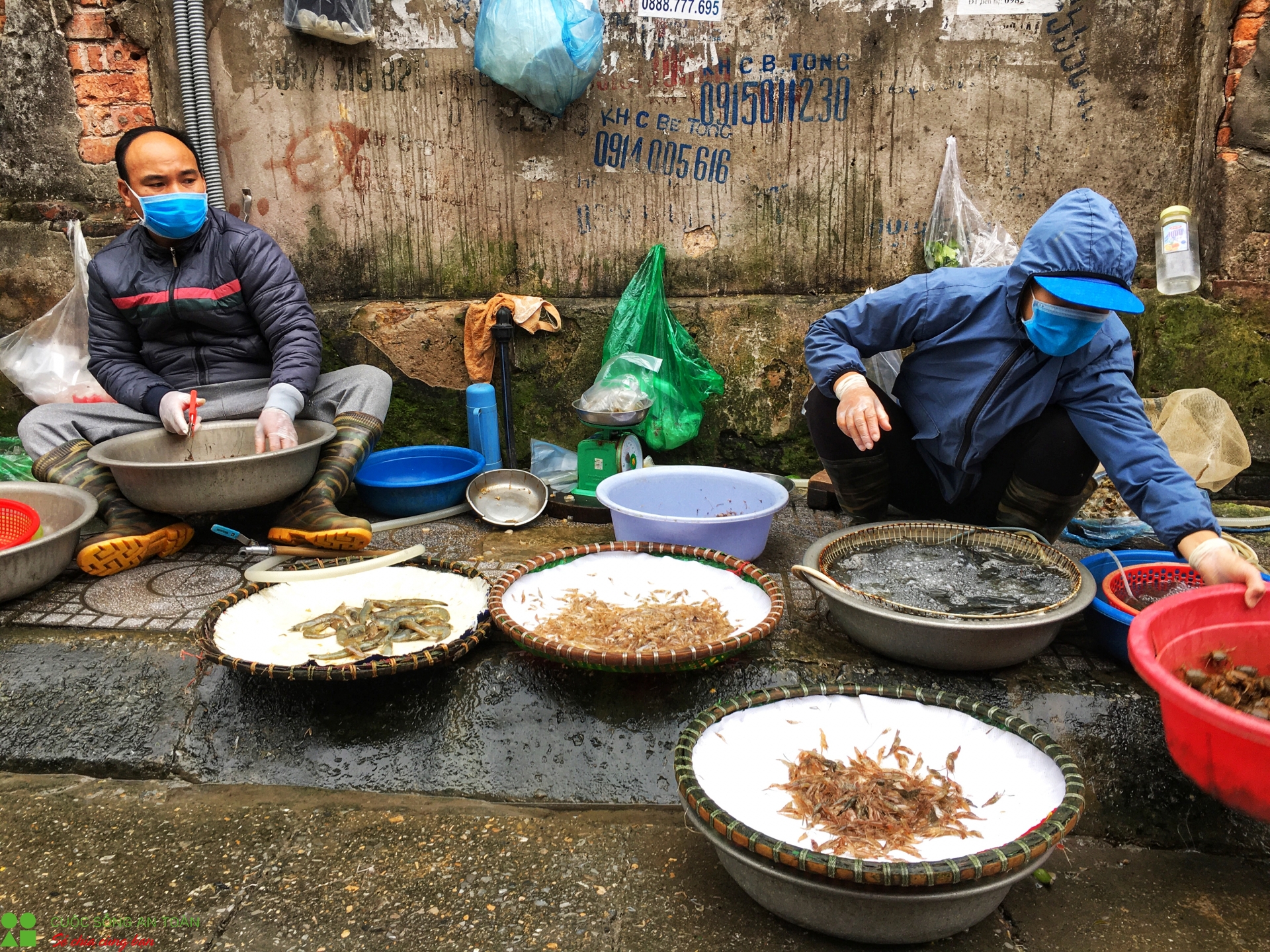 Ngày đầu cách ly toàn xã hội: Thực phẩm phong phú, tiểu thương than "ế" ngay dau cach ly toan xa hoi thuc pham phong phu tieu thuong than e