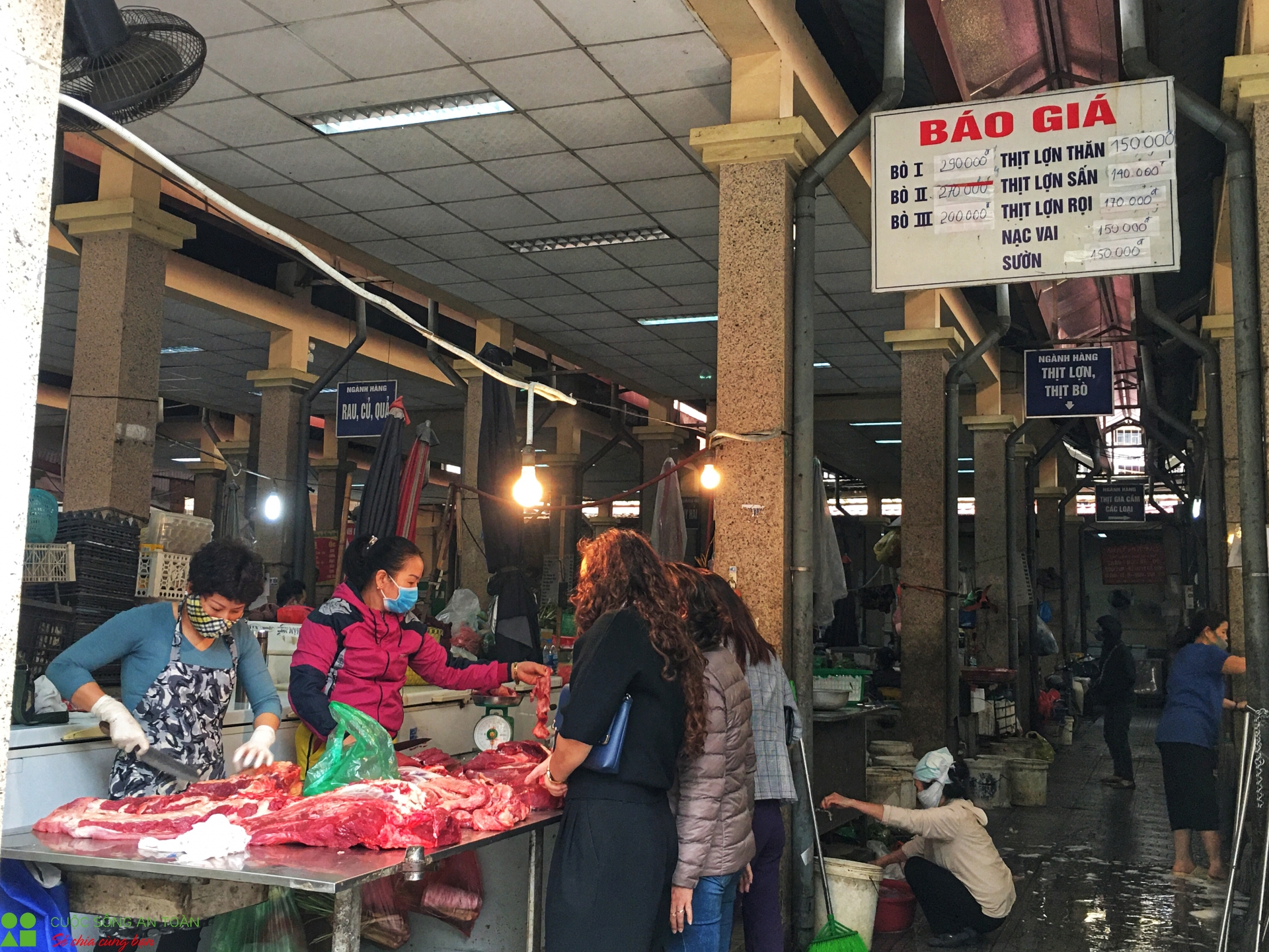 Ngày đầu cách ly toàn xã hội: Thực phẩm phong phú, tiểu thương than "ế" ngay dau cach ly toan xa hoi thuc pham phong phu tieu thuong than e