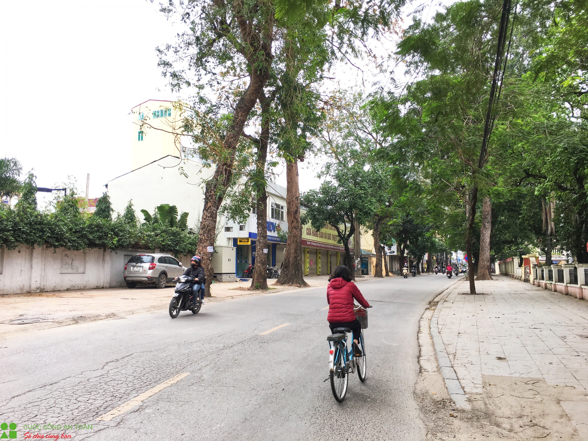 duong pho ha noi ngay dau sau lenh cach ly toan xa hoi