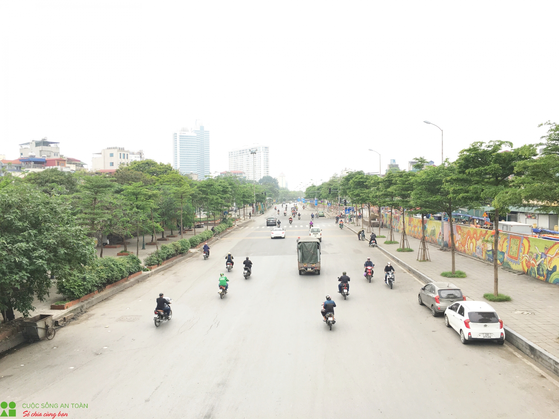 duong pho ha noi ngay dau sau lenh cach ly toan xa hoi