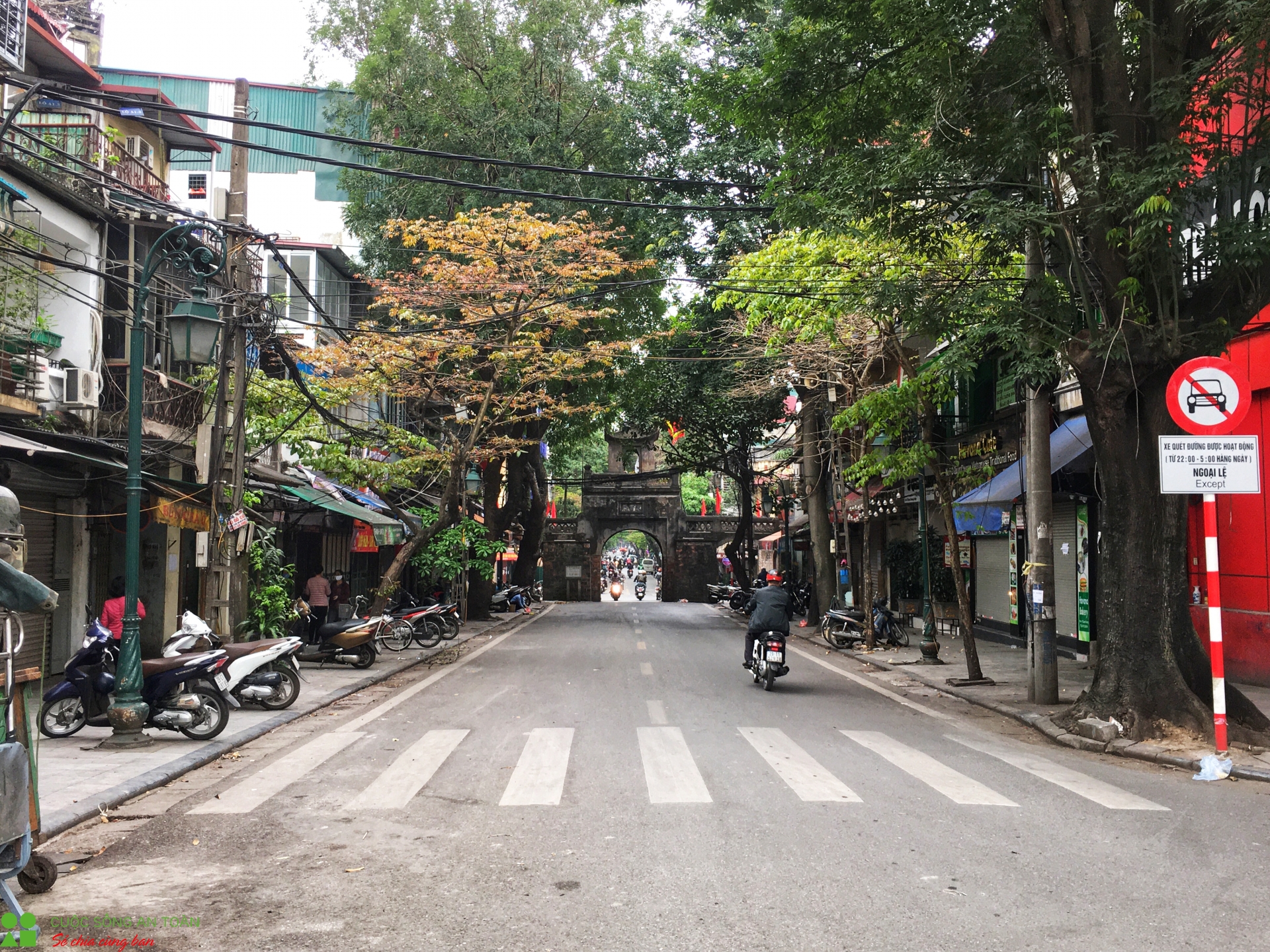 duong pho ha noi ngay dau sau lenh cach ly toan xa hoi