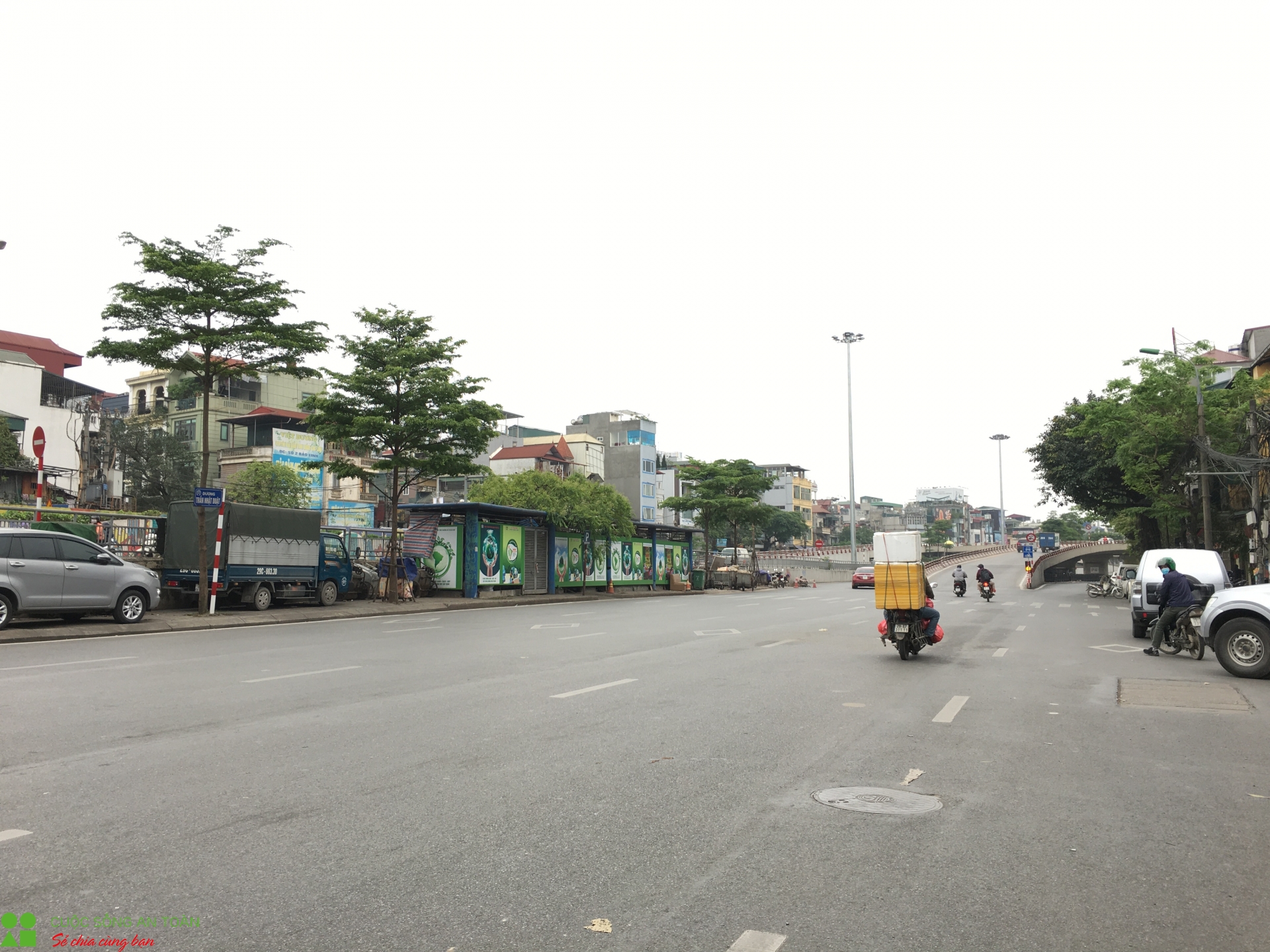 duong pho ha noi ngay dau sau lenh cach ly toan xa hoi