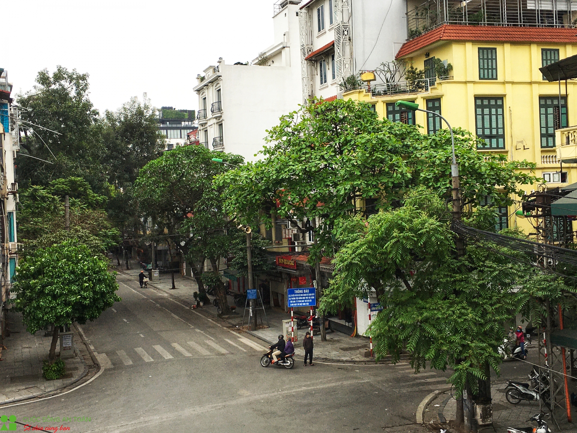 duong pho ha noi ngay dau sau lenh cach ly toan xa hoi