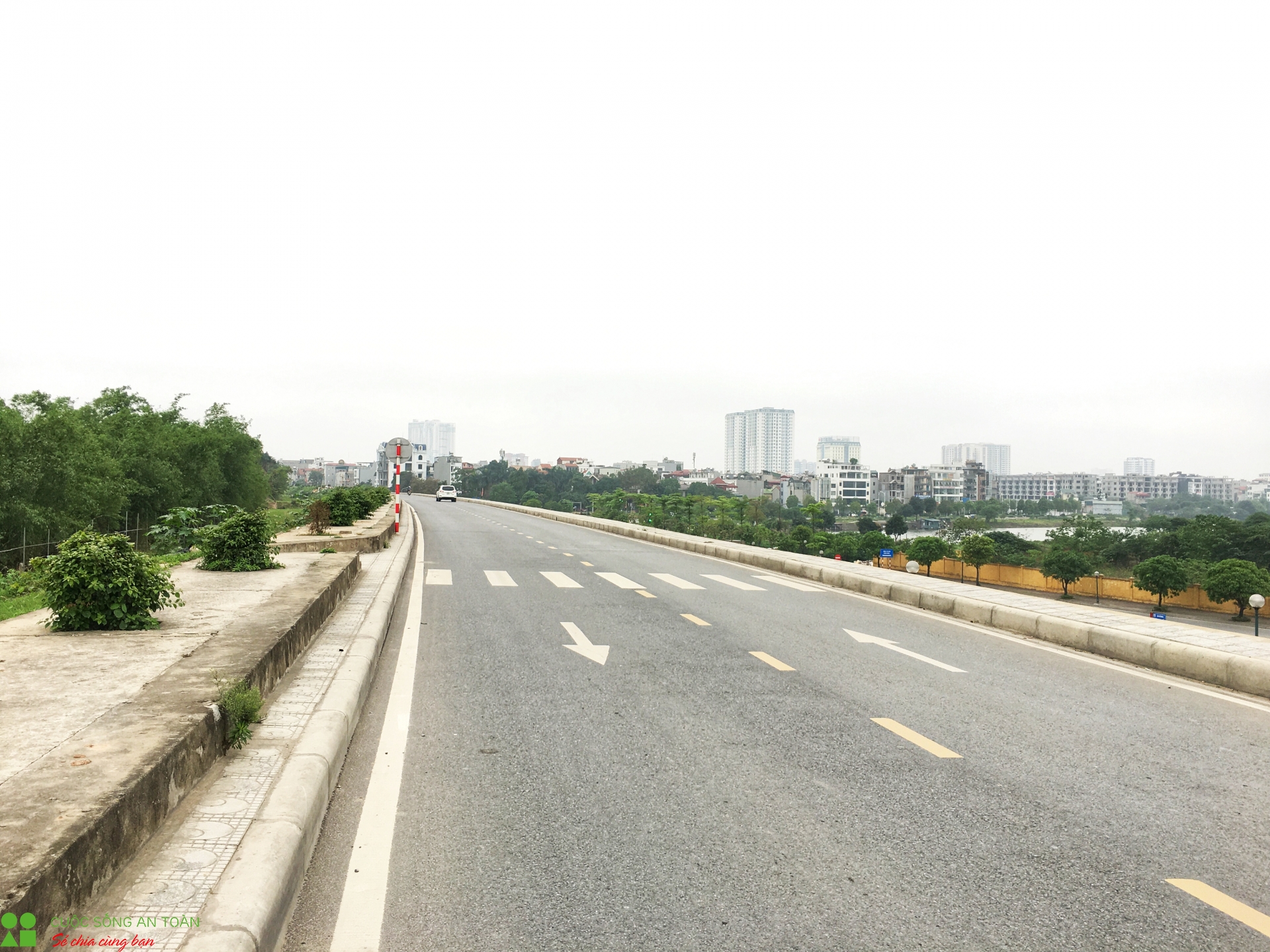 duong pho ha noi ngay dau sau lenh cach ly toan xa hoi