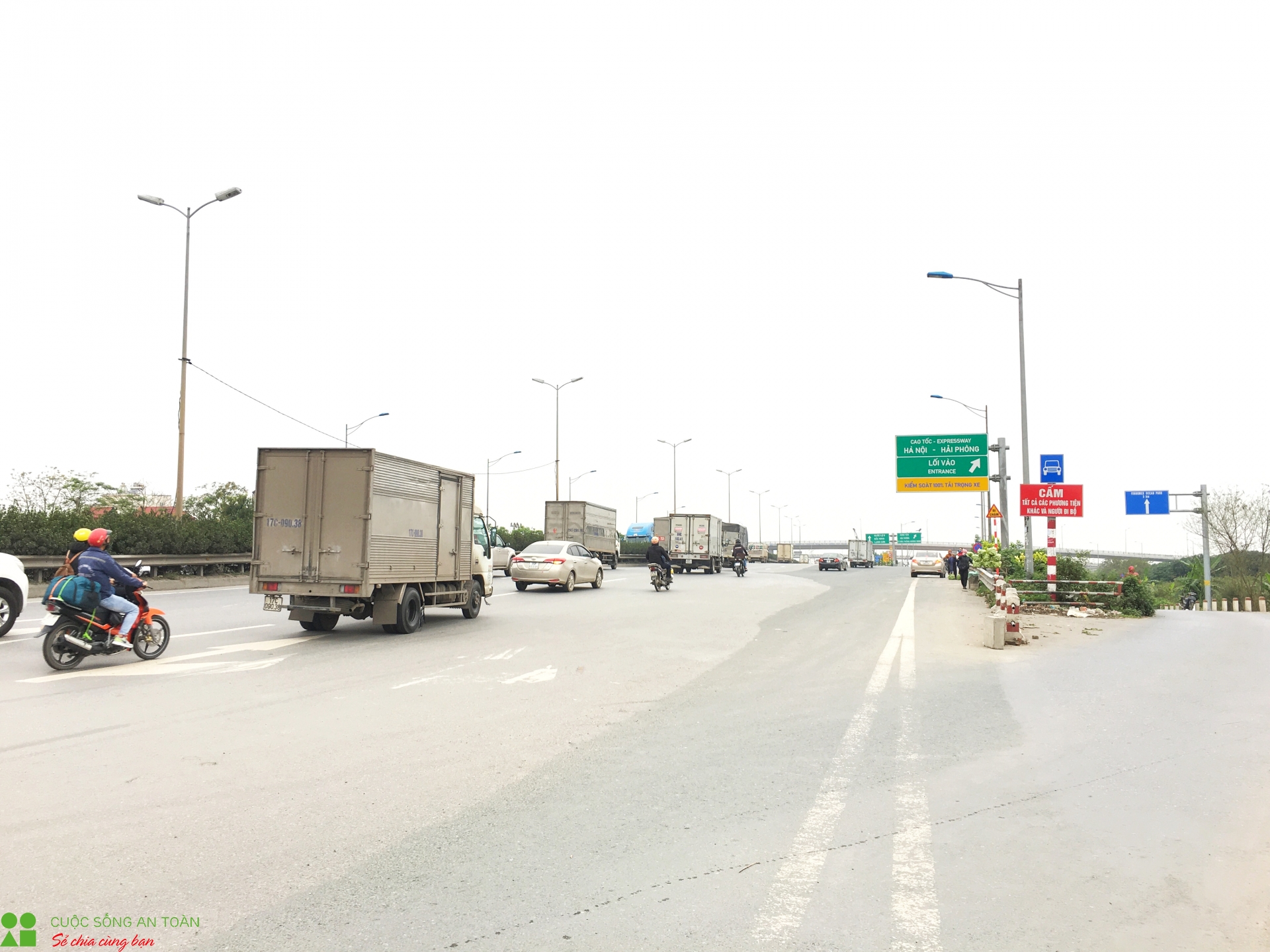 duong pho ha noi ngay dau sau lenh cach ly toan xa hoi