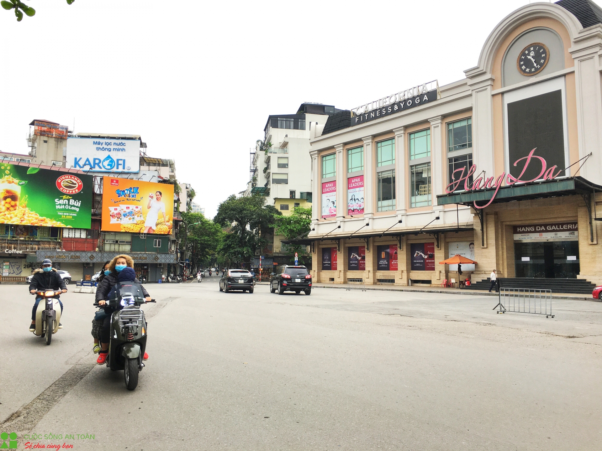 duong pho ha noi ngay dau sau lenh cach ly toan xa hoi