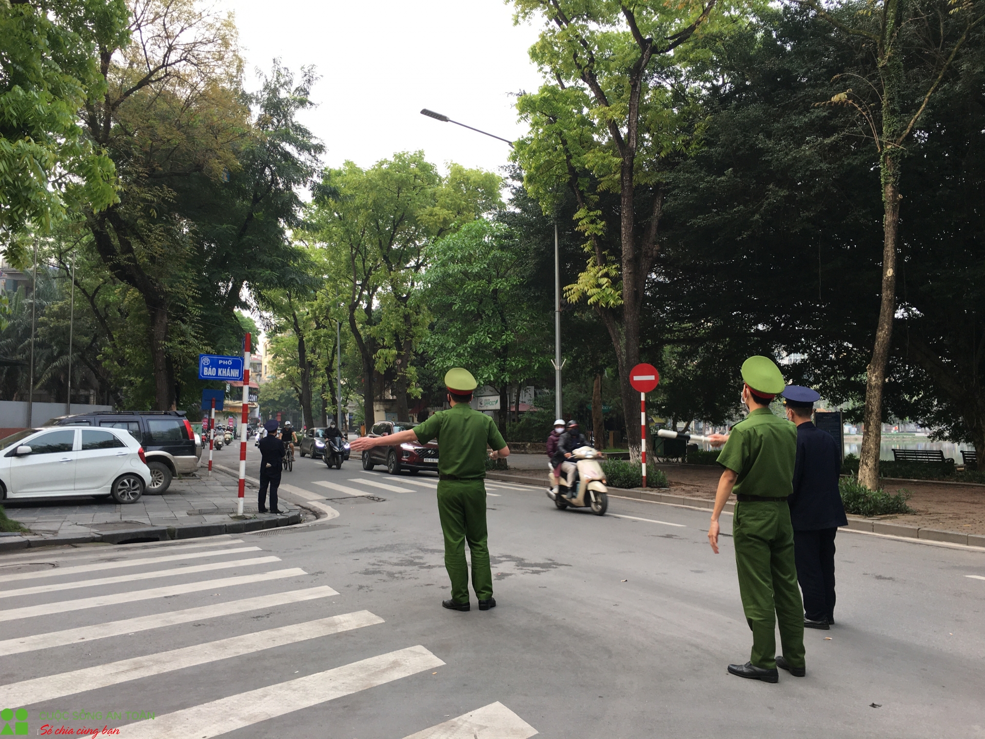 Hà Nội tấp nập trở lại dù vẫn đang trong thời gian giãn cách xã hội ha noi tap nap tro lai du van dang trong thoi gian gian cach xa hoi