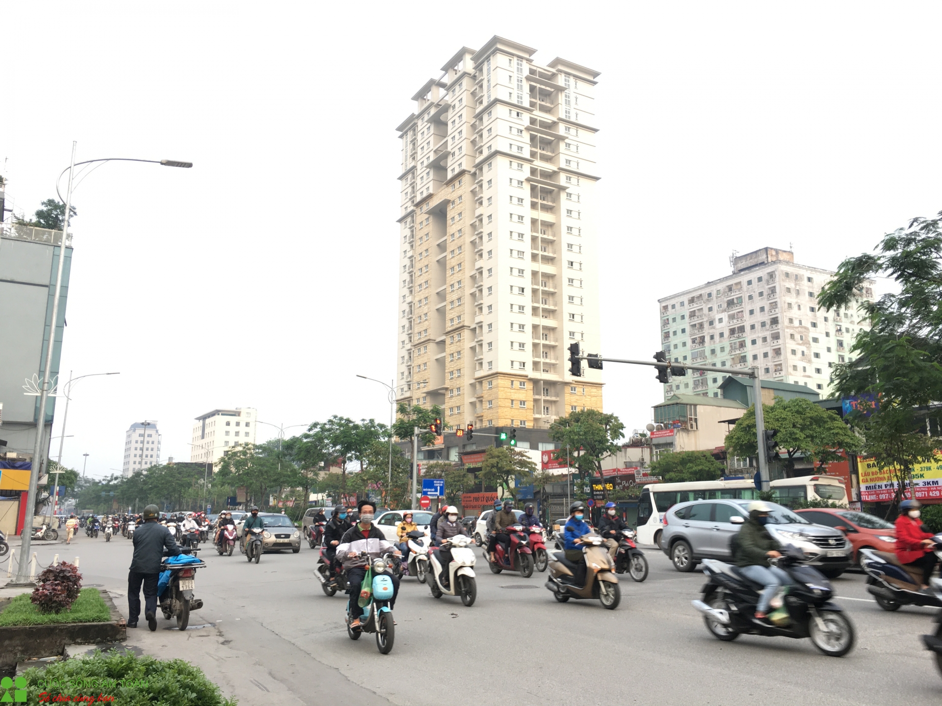 Hà Nội tấp nập trở lại dù vẫn đang trong thời gian giãn cách xã hội ha noi tap nap tro lai du van dang trong thoi gian gian cach xa hoi