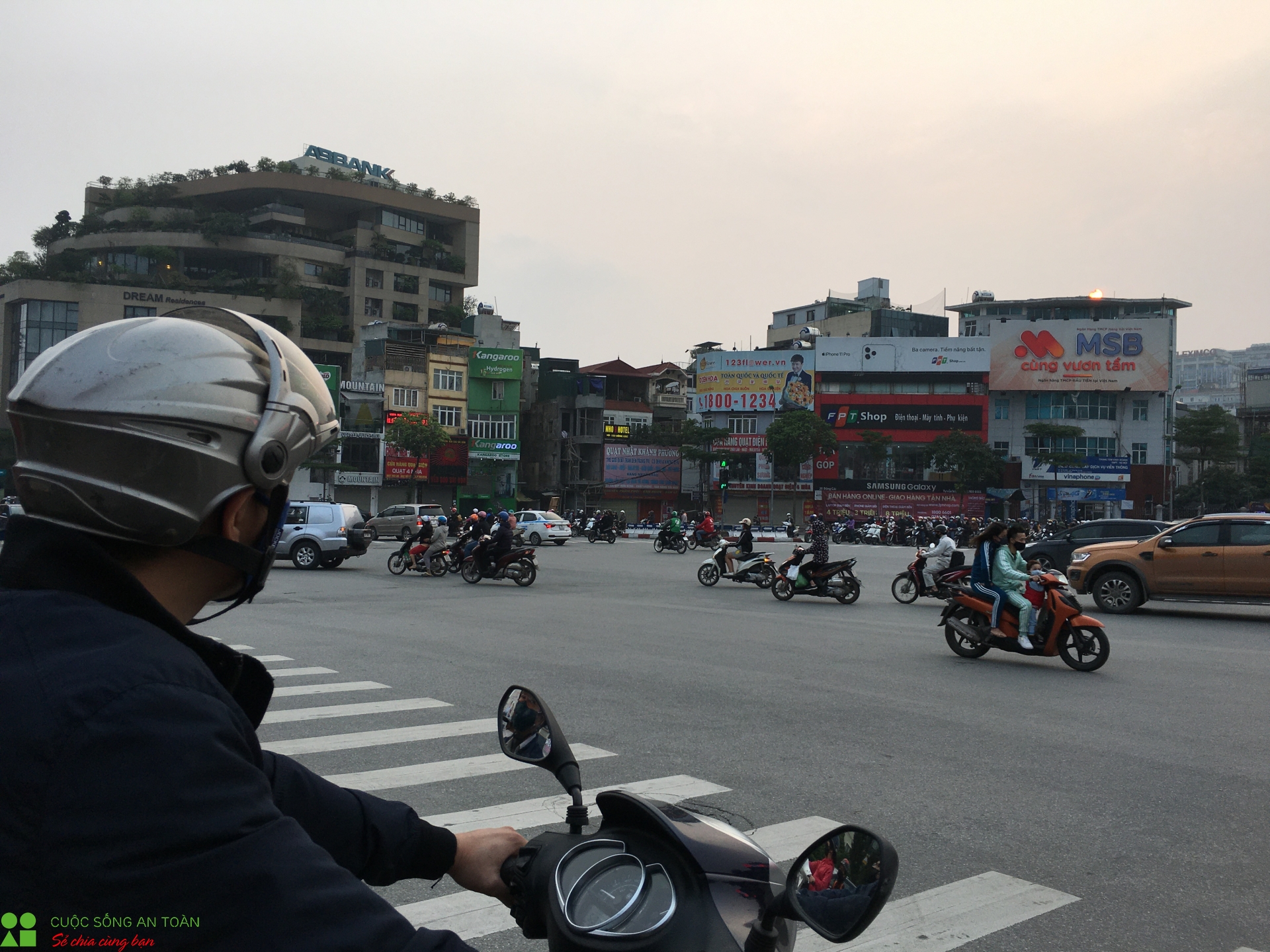 Hà Nội tấp nập trở lại dù vẫn đang trong thời gian giãn cách xã hội ha noi tap nap tro lai du van dang trong thoi gian gian cach xa hoi