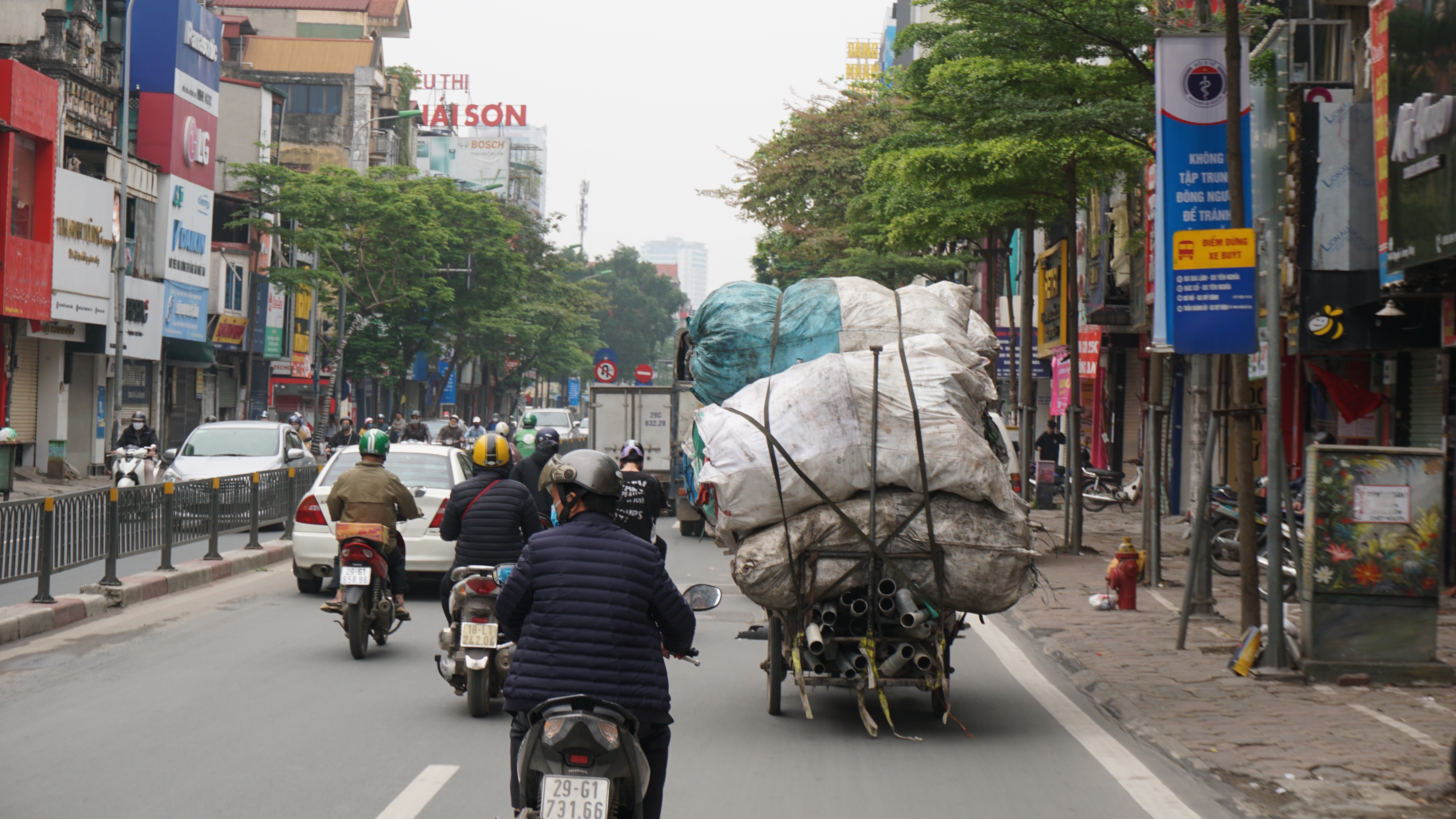 Hà Nội tấp nập trở lại dù vẫn đang trong thời gian giãn cách xã hội ha noi tap nap tro lai du van dang trong thoi gian gian cach xa hoi