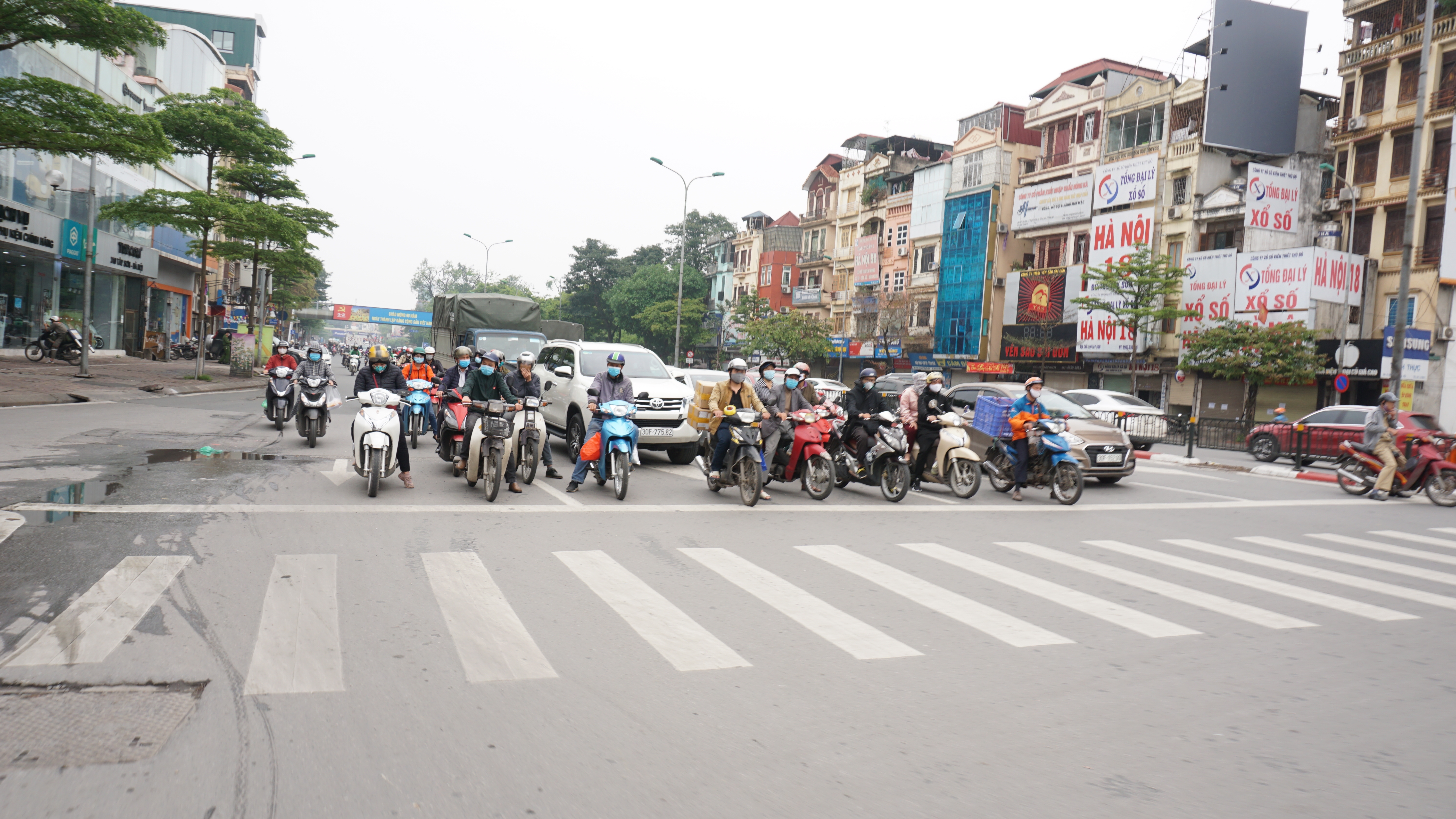 Hà Nội tấp nập trở lại dù vẫn đang trong thời gian giãn cách xã hội ha noi tap nap tro lai du van dang trong thoi gian gian cach xa hoi