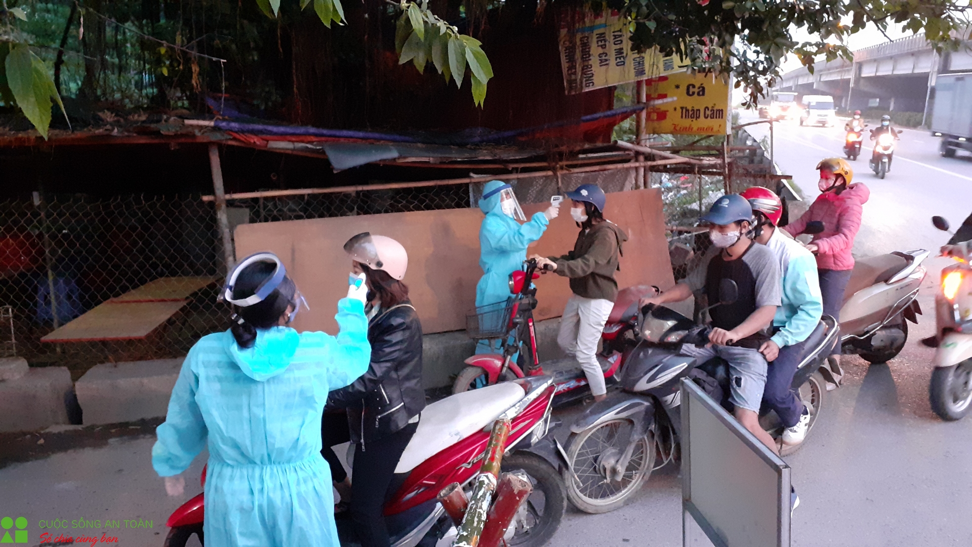 Covid-19 và những người phụ nữ "ăn cơm nhà vác tù và hàng tổng" covid 19 va nhung nguoi phu nu an com nha vac tu va hang tong