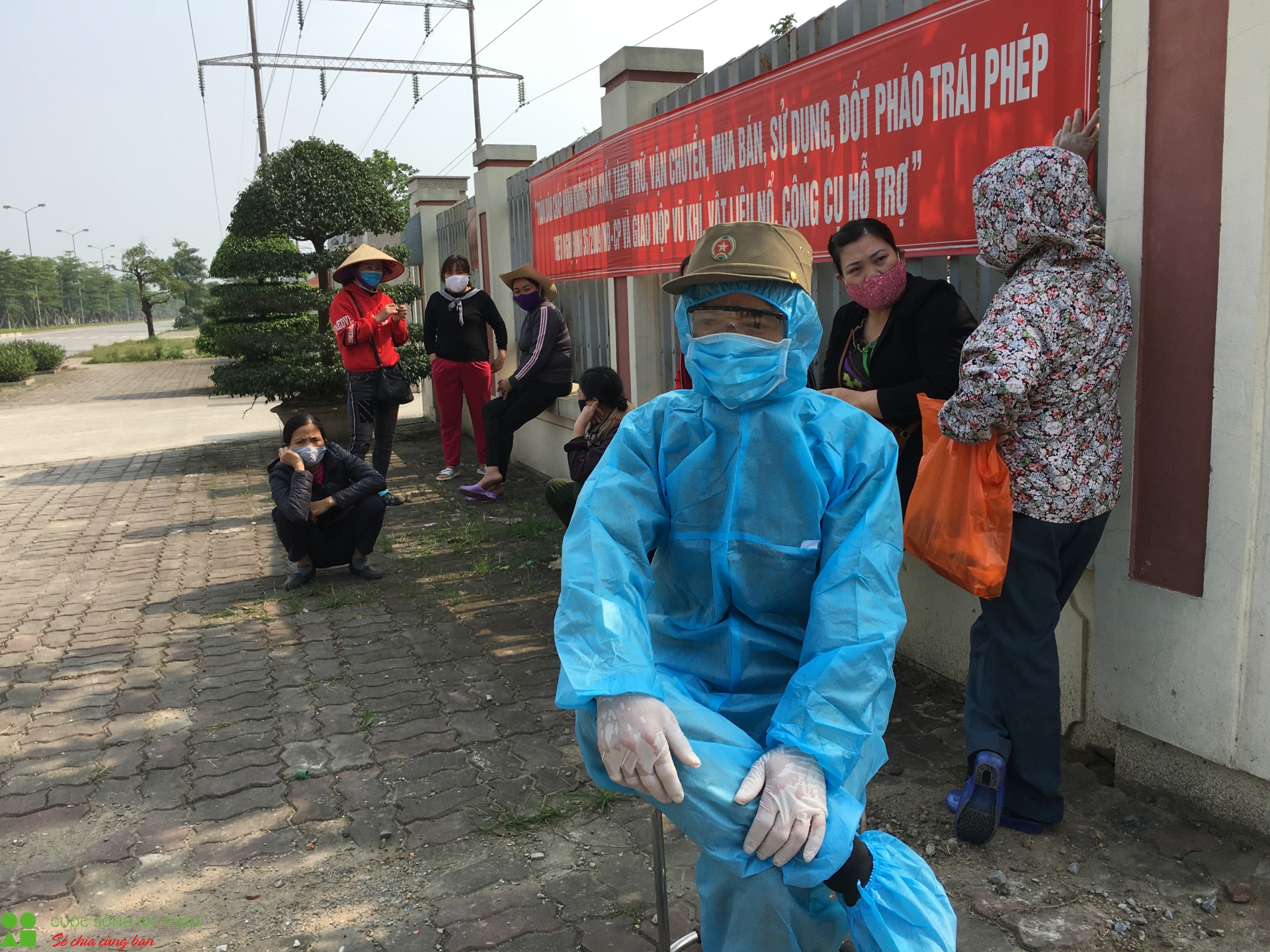 test nhanh covid 19 cho nhung nguoi lang hoa tay tuu lien quan den benh nhan 243