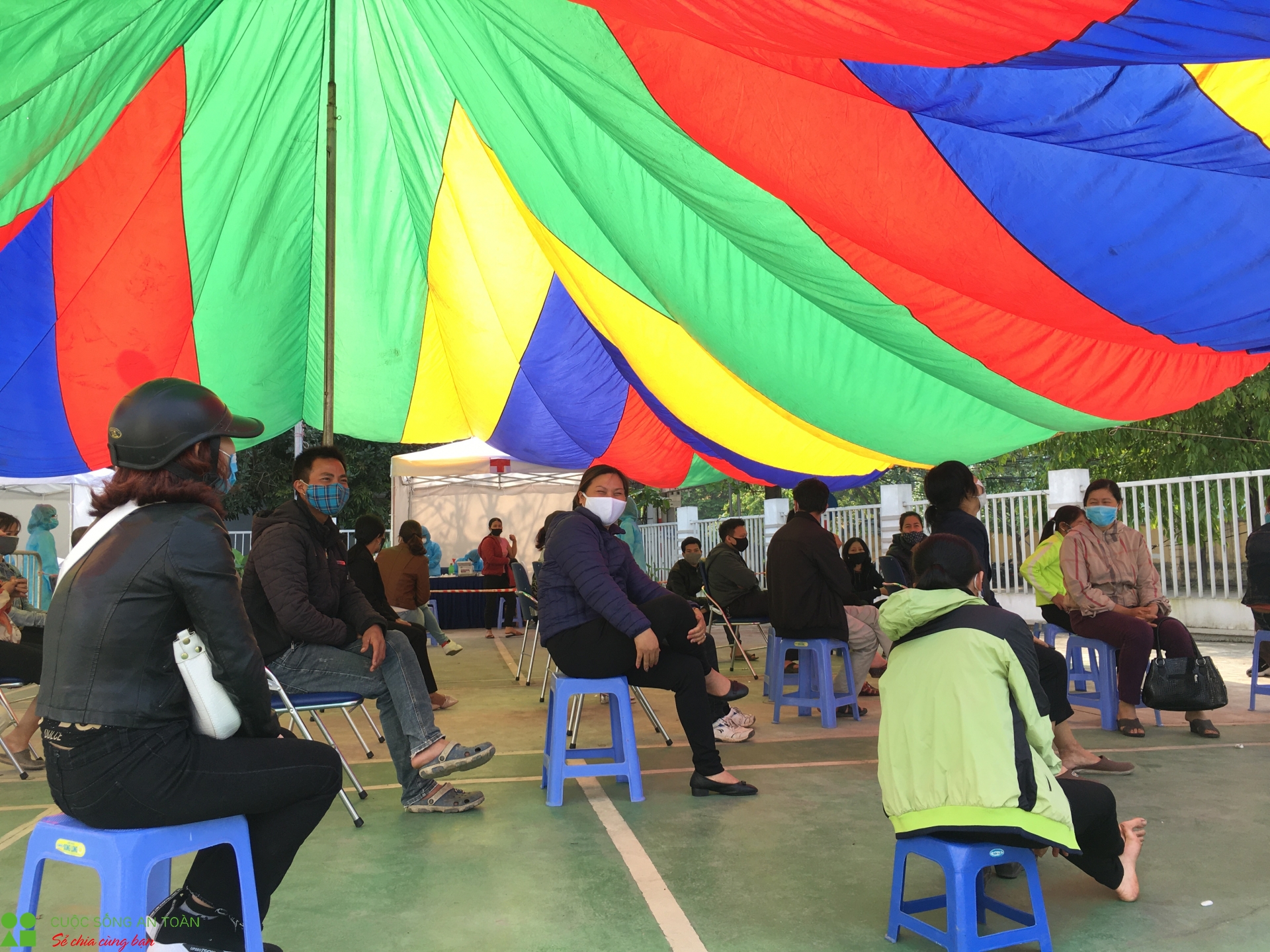 test nhanh covid 19 cho nhung nguoi lang hoa tay tuu lien quan den benh nhan 243