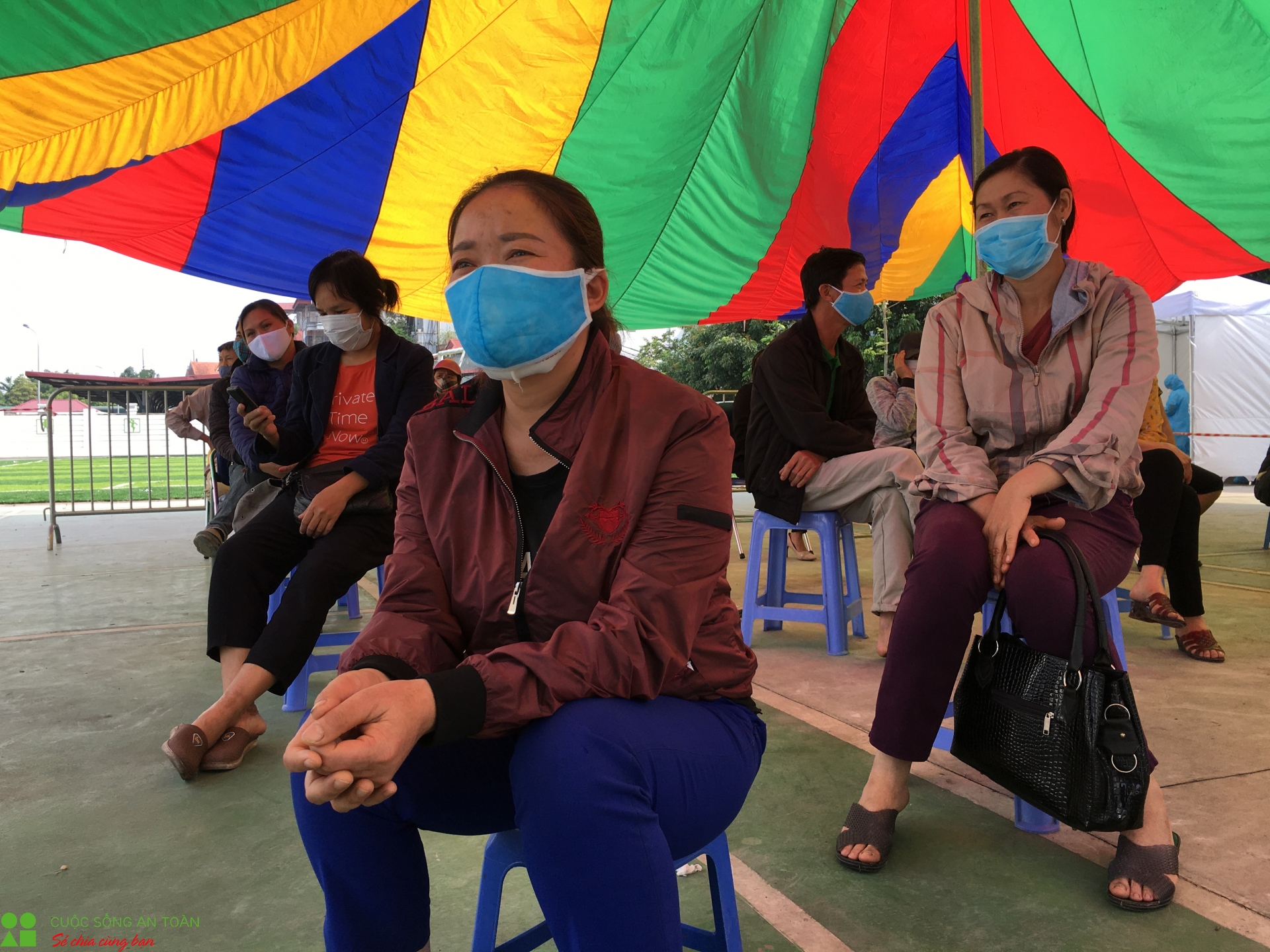 test nhanh covid 19 cho nhung nguoi lang hoa tay tuu lien quan den benh nhan 243