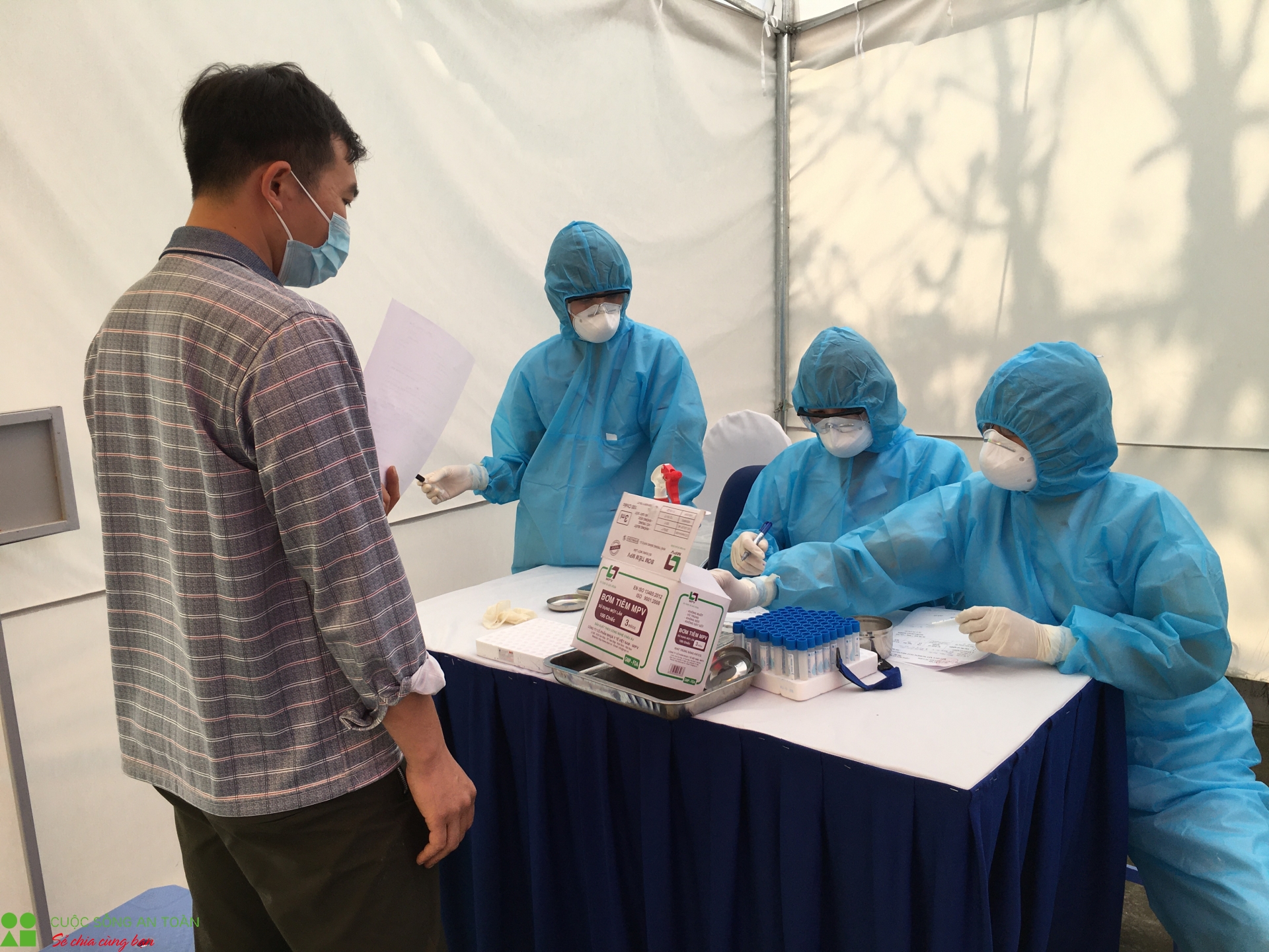 test nhanh covid 19 cho nhung nguoi lang hoa tay tuu lien quan den benh nhan 243