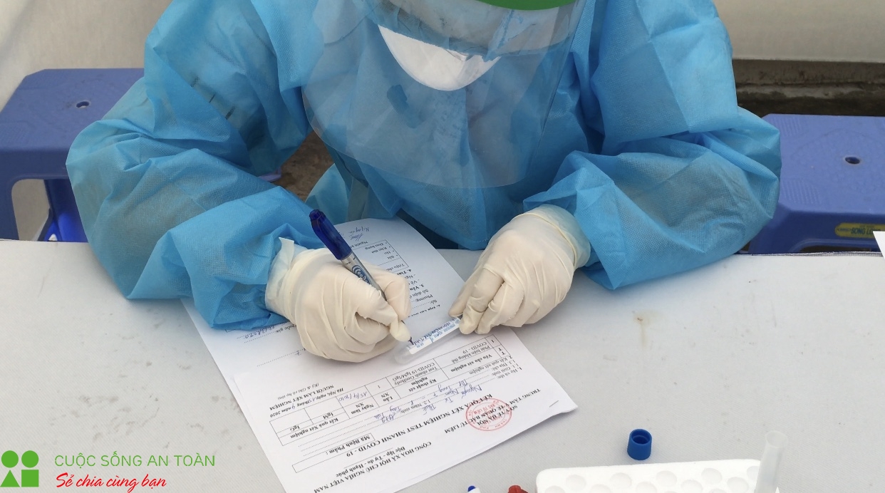 test nhanh covid 19 cho nhung nguoi lang hoa tay tuu lien quan den benh nhan 243