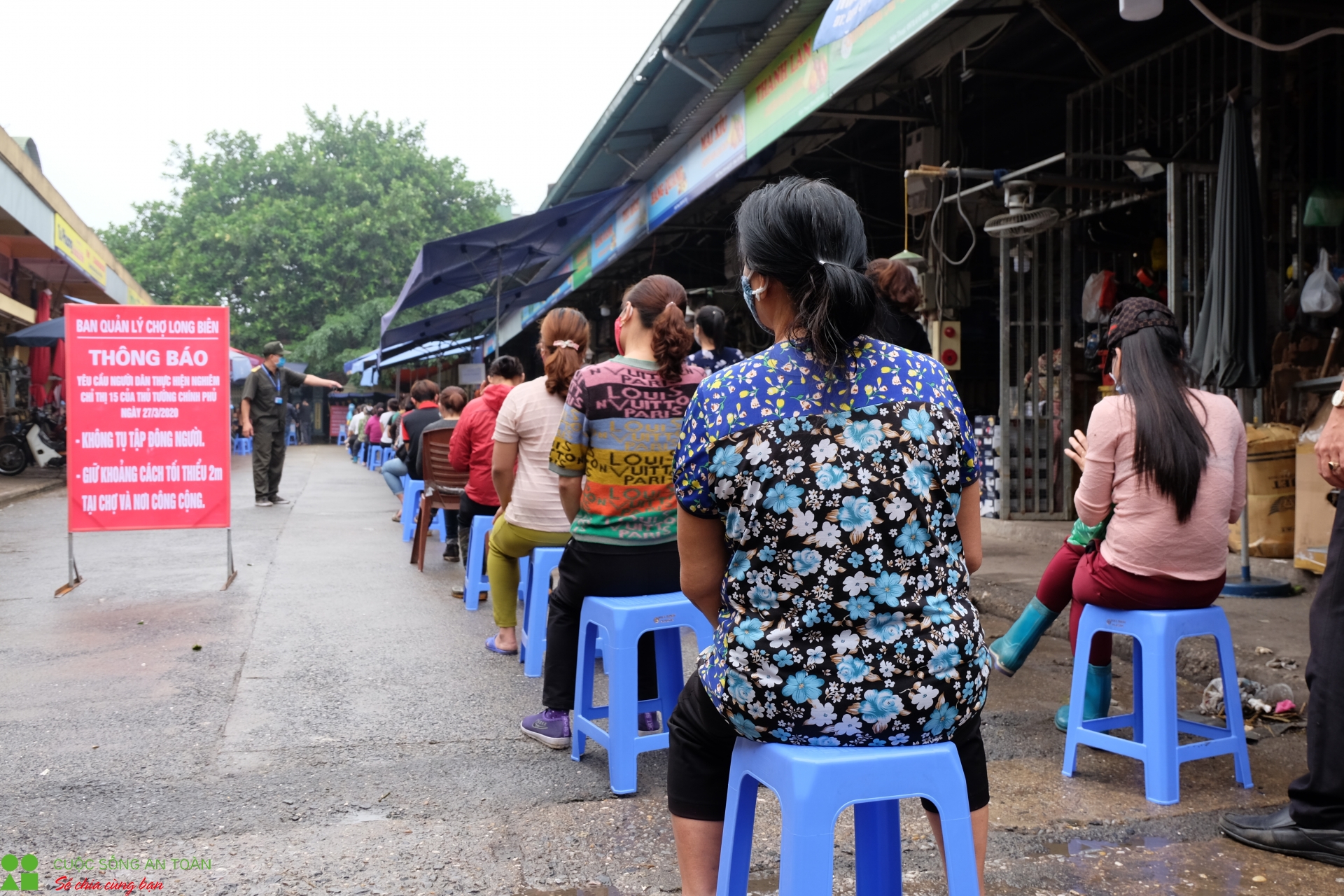 tieu thuong va nguoi lao dong cho long bien hoi hop cho xet nghiem covid 19