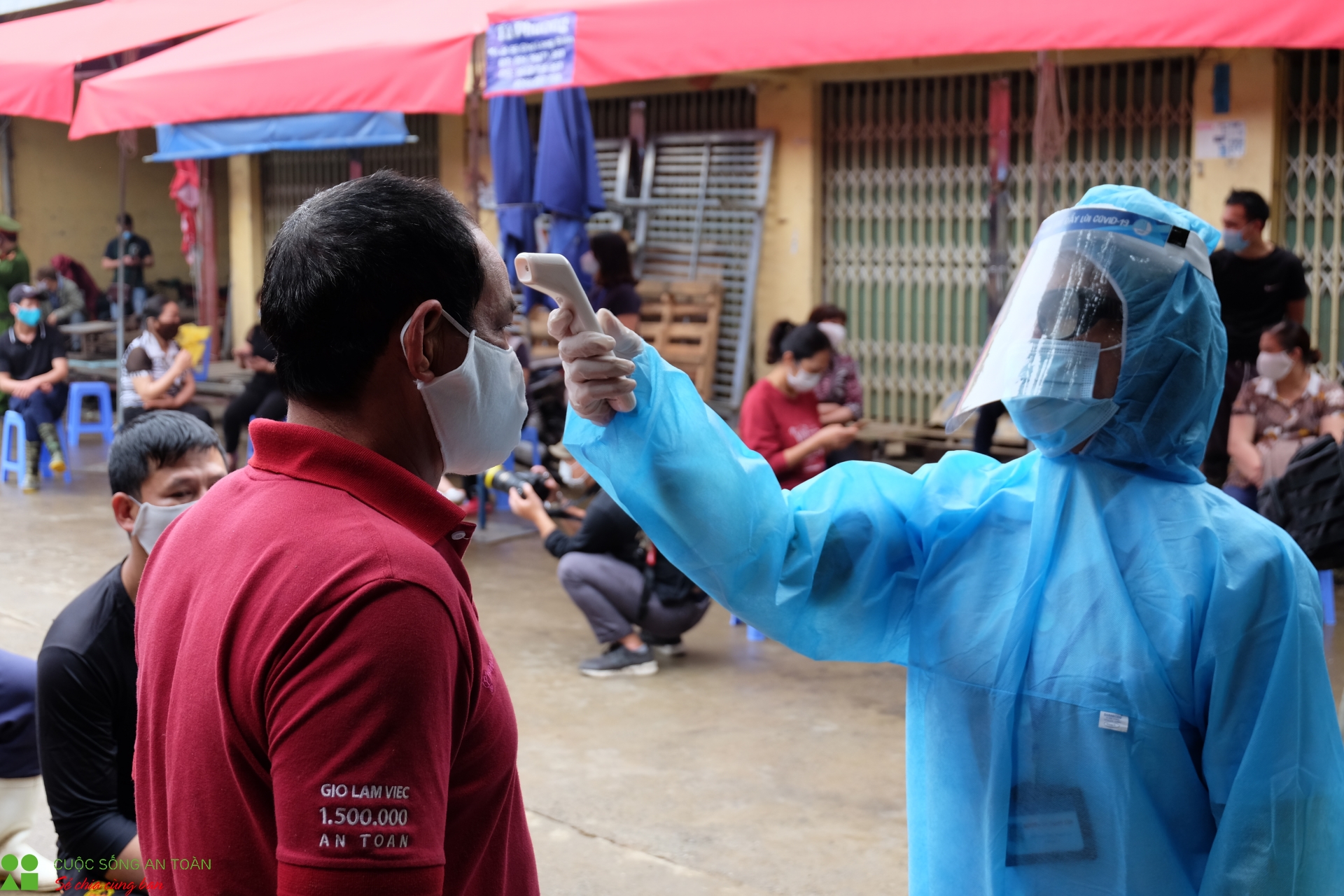 tieu thuong va nguoi lao dong cho long bien hoi hop cho xet nghiem covid 19