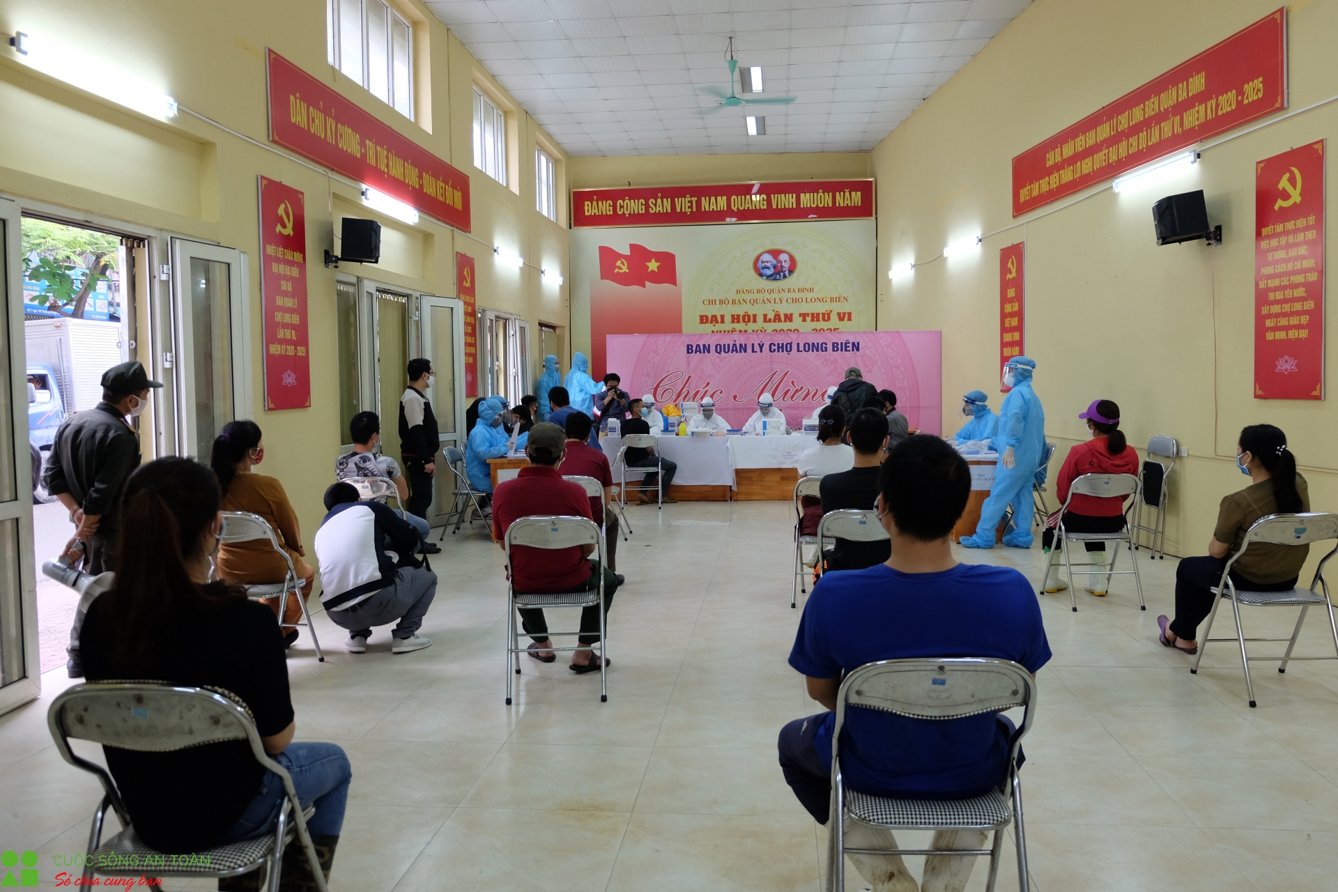 tieu thuong va nguoi lao dong cho long bien hoi hop cho xet nghiem covid 19