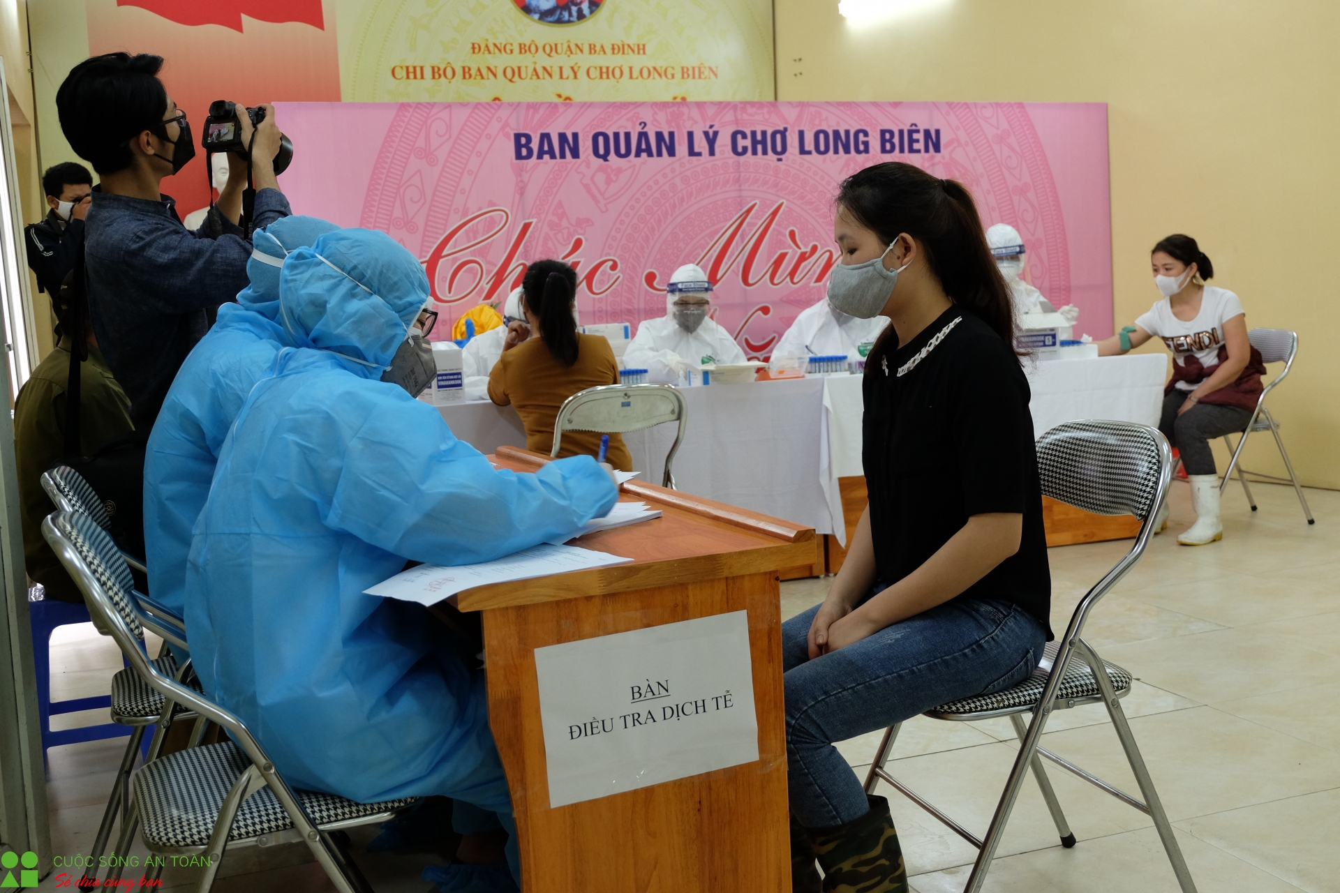 tieu thuong va nguoi lao dong cho long bien hoi hop cho xet nghiem covid 19