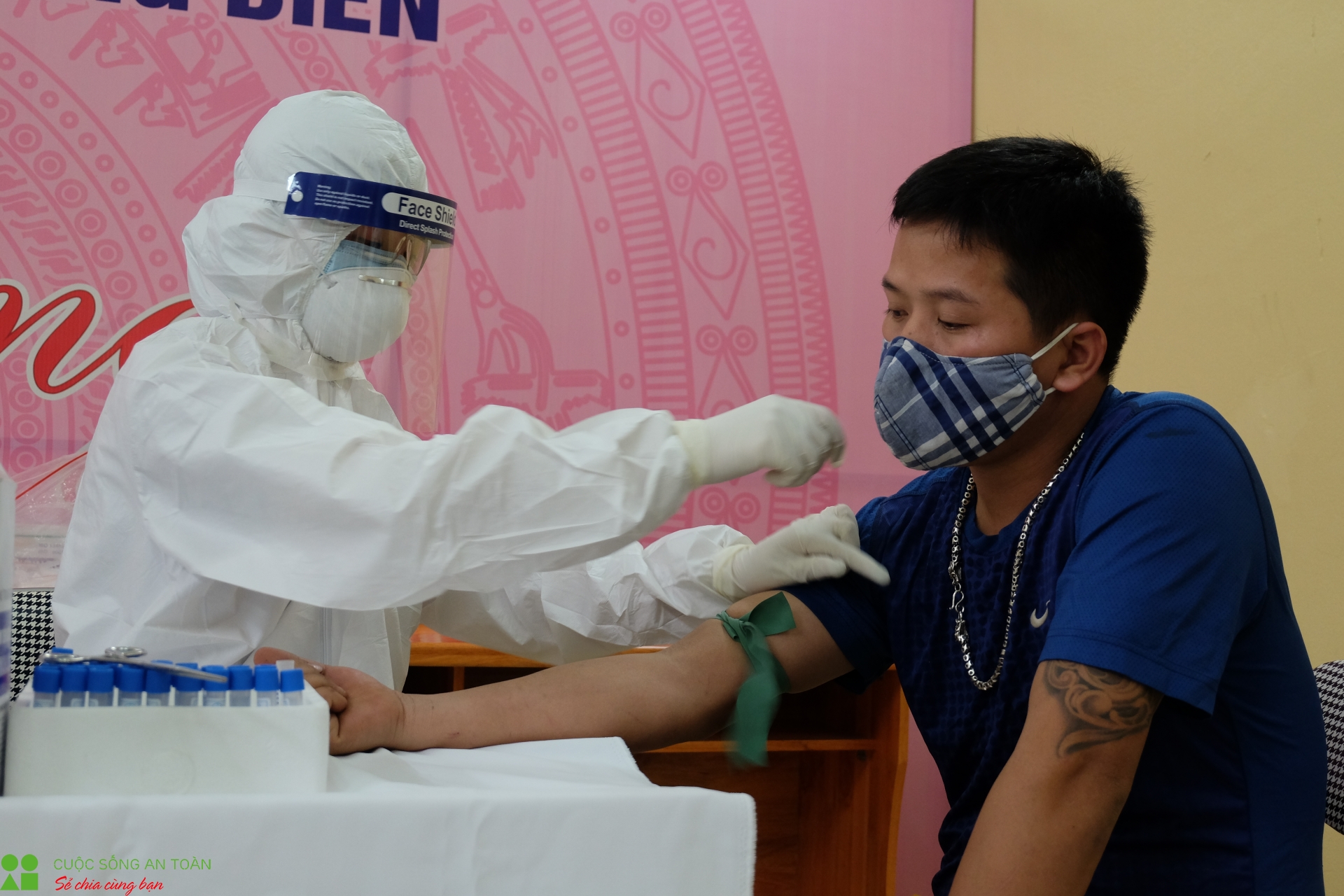 tieu thuong va nguoi lao dong cho long bien hoi hop cho xet nghiem covid 19