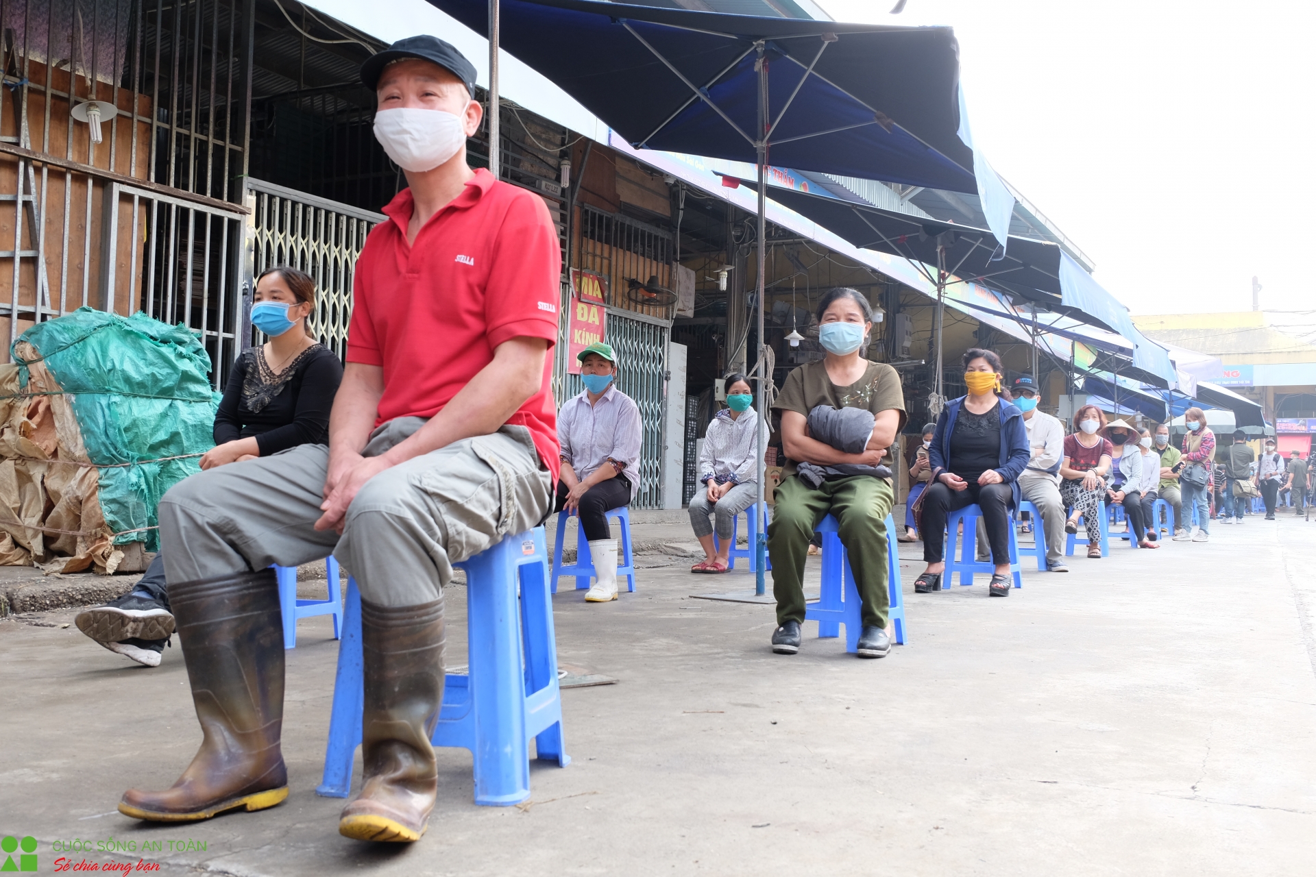 tieu thuong va nguoi lao dong cho long bien hoi hop cho xet nghiem covid 19