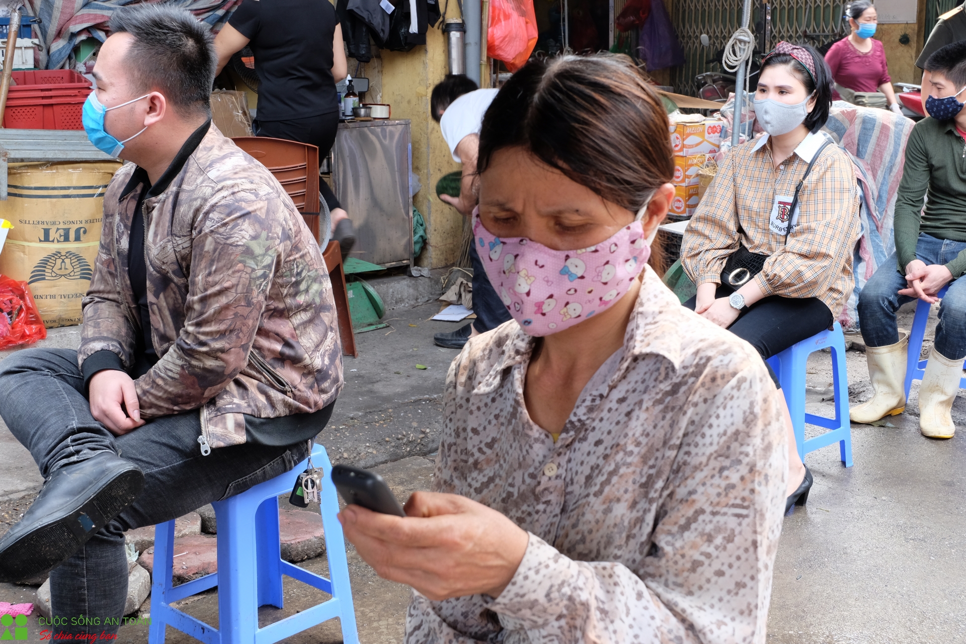 tieu thuong va nguoi lao dong cho long bien hoi hop cho xet nghiem covid 19