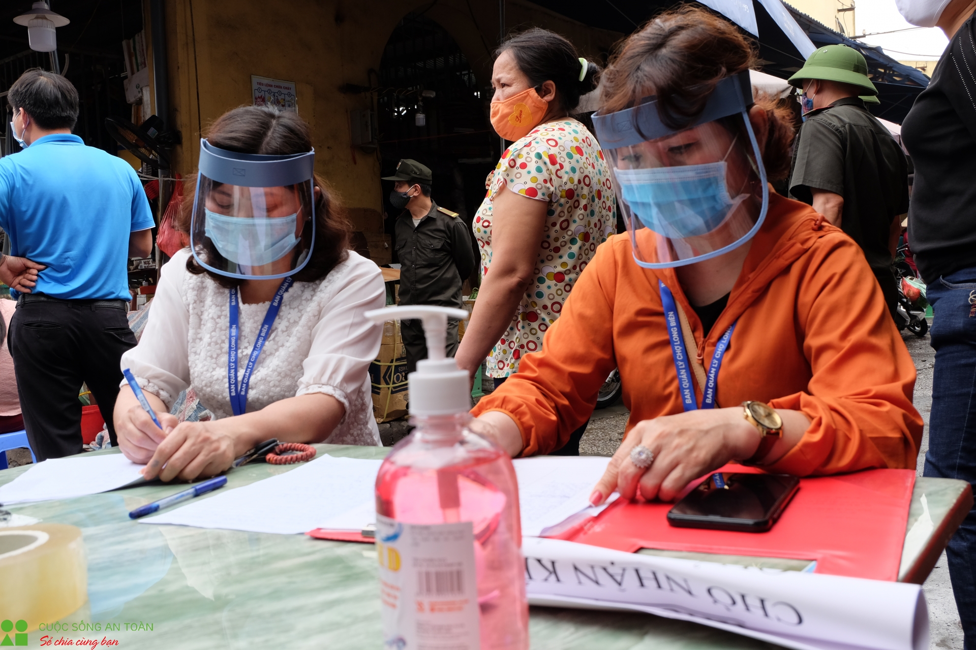 tieu thuong va nguoi lao dong cho long bien hoi hop cho xet nghiem covid 19