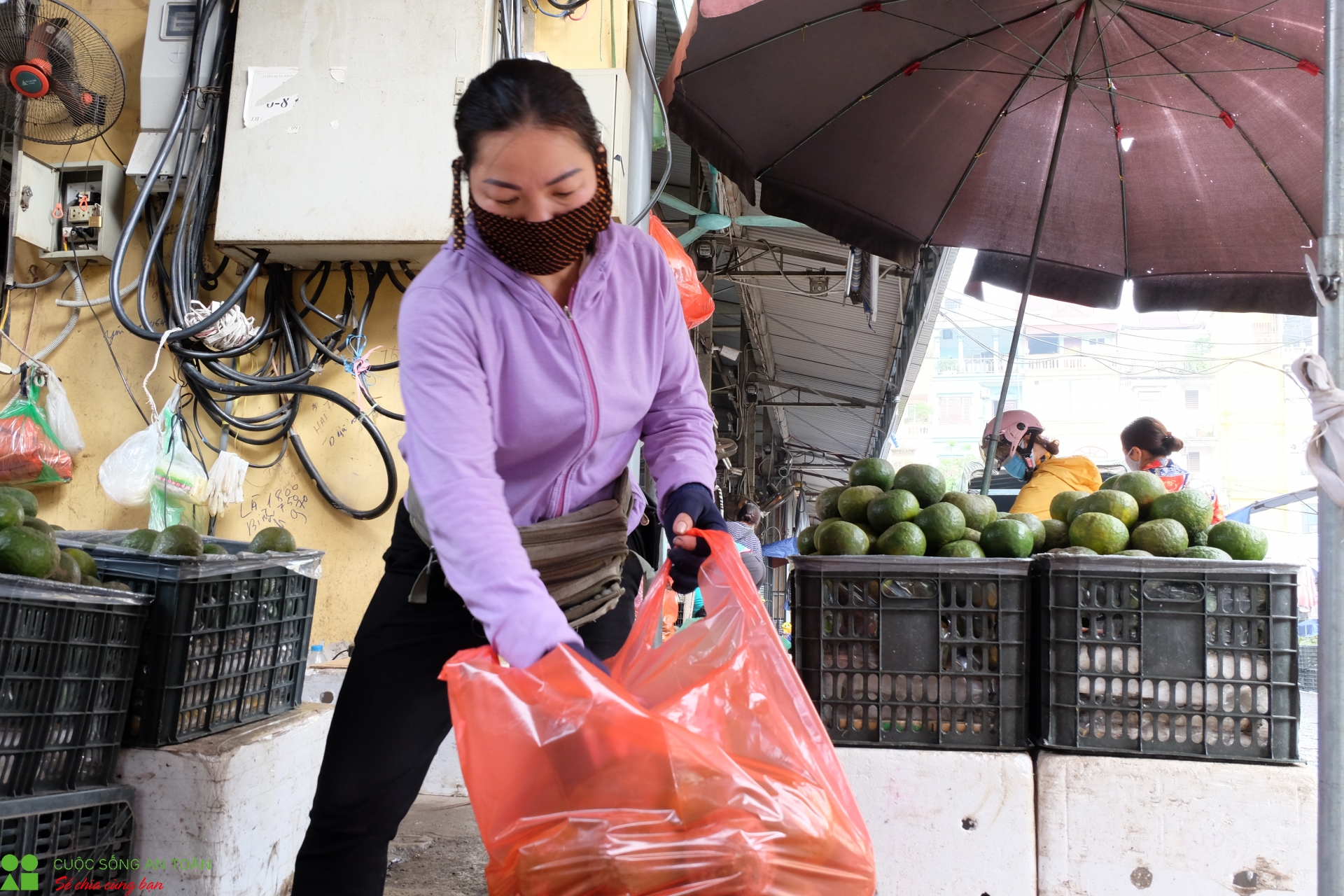 tieu thuong va nguoi lao dong cho long bien hoi hop cho xet nghiem covid 19