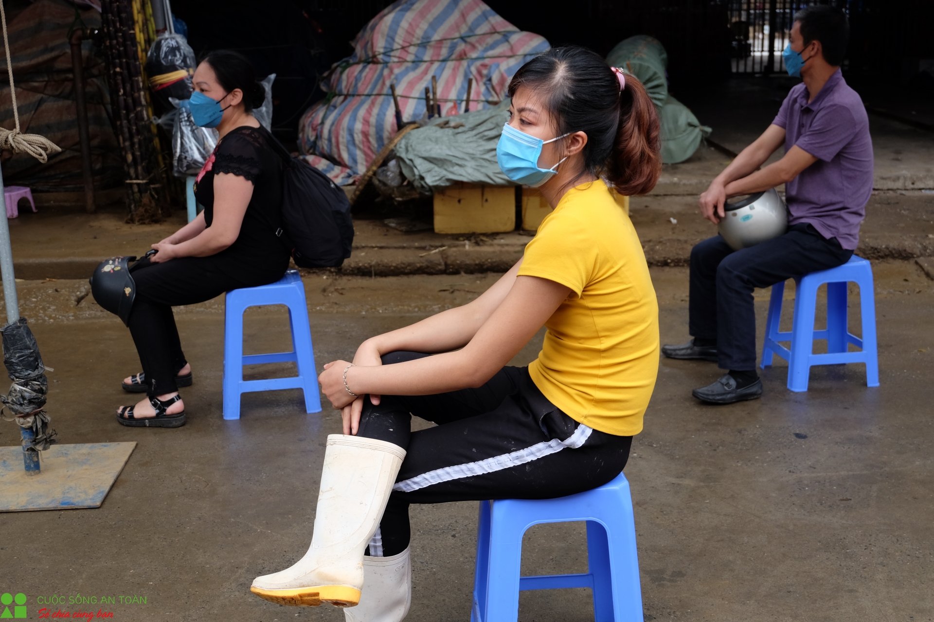 tieu thuong va nguoi lao dong cho long bien hoi hop cho xet nghiem covid 19