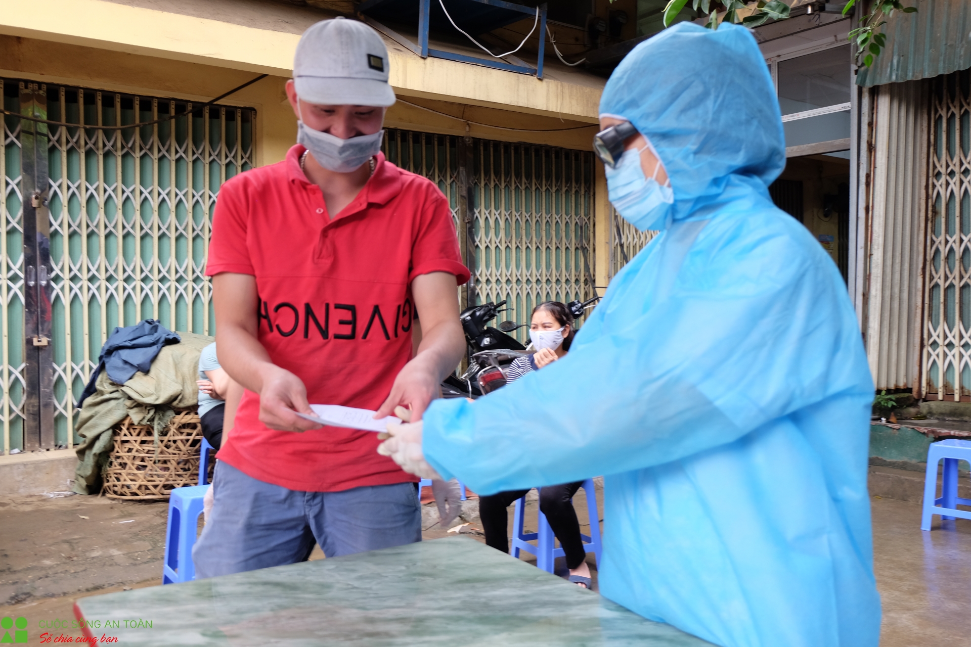 tieu thuong va nguoi lao dong cho long bien hoi hop cho xet nghiem covid 19