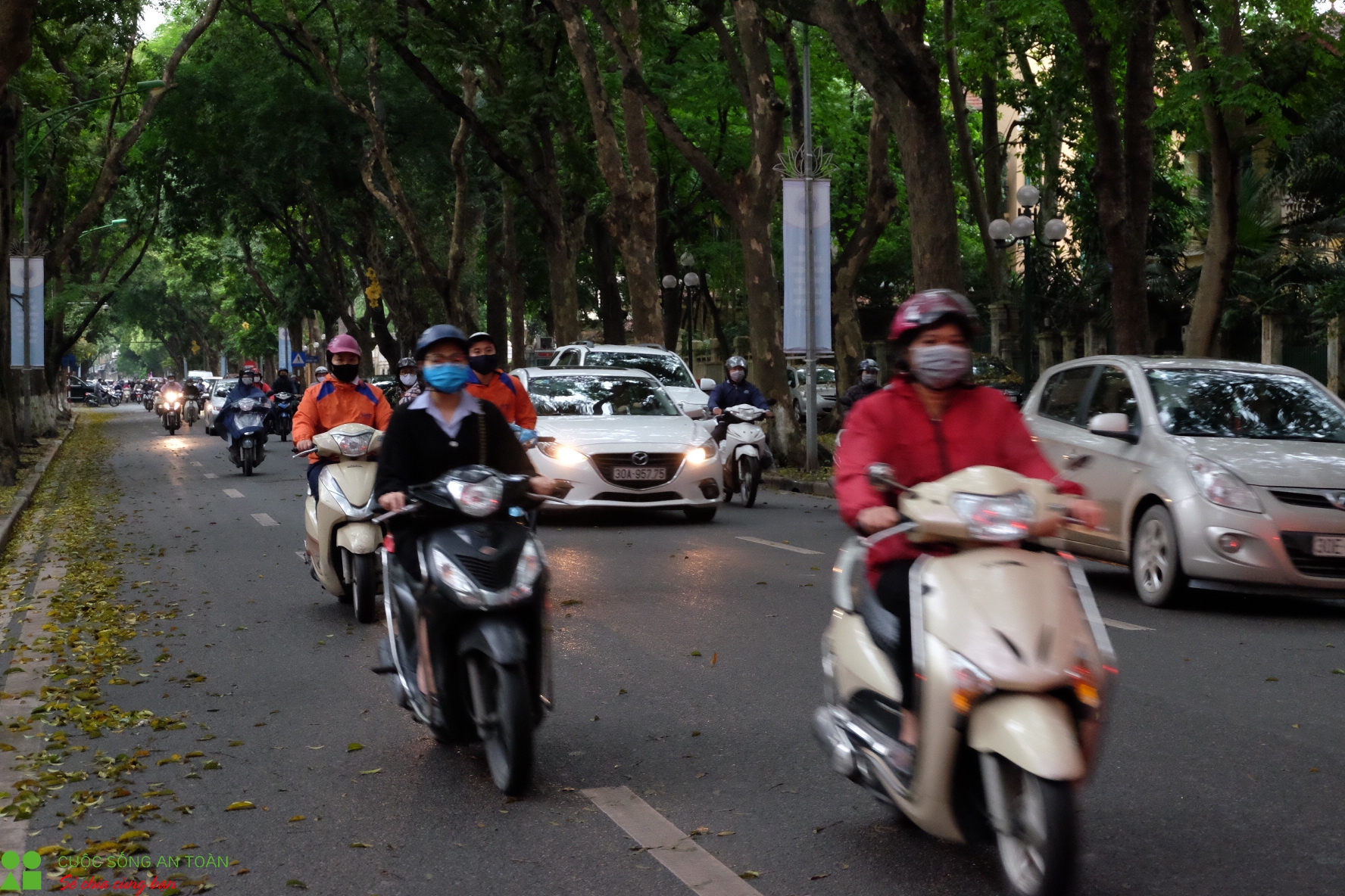 Hà Nội trở lại nhịp điệu vốn có trong ngày đầu nới lỏng giãn cách xã hội ha noi tro lai nhip dieu von co trong ngay dau noi long gian cach xa hoi