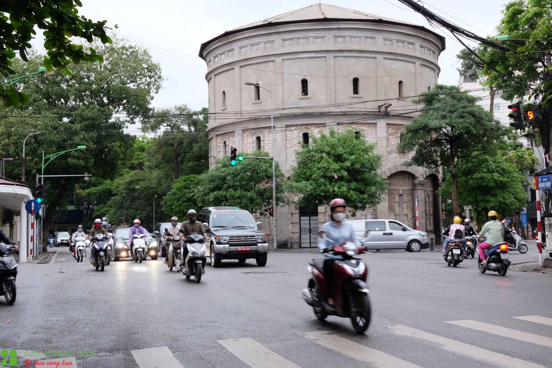 Hà Nội trở lại nhịp điệu vốn có trong ngày đầu nới lỏng giãn cách xã hội ha noi tro lai nhip dieu von co trong ngay dau noi long gian cach xa hoi