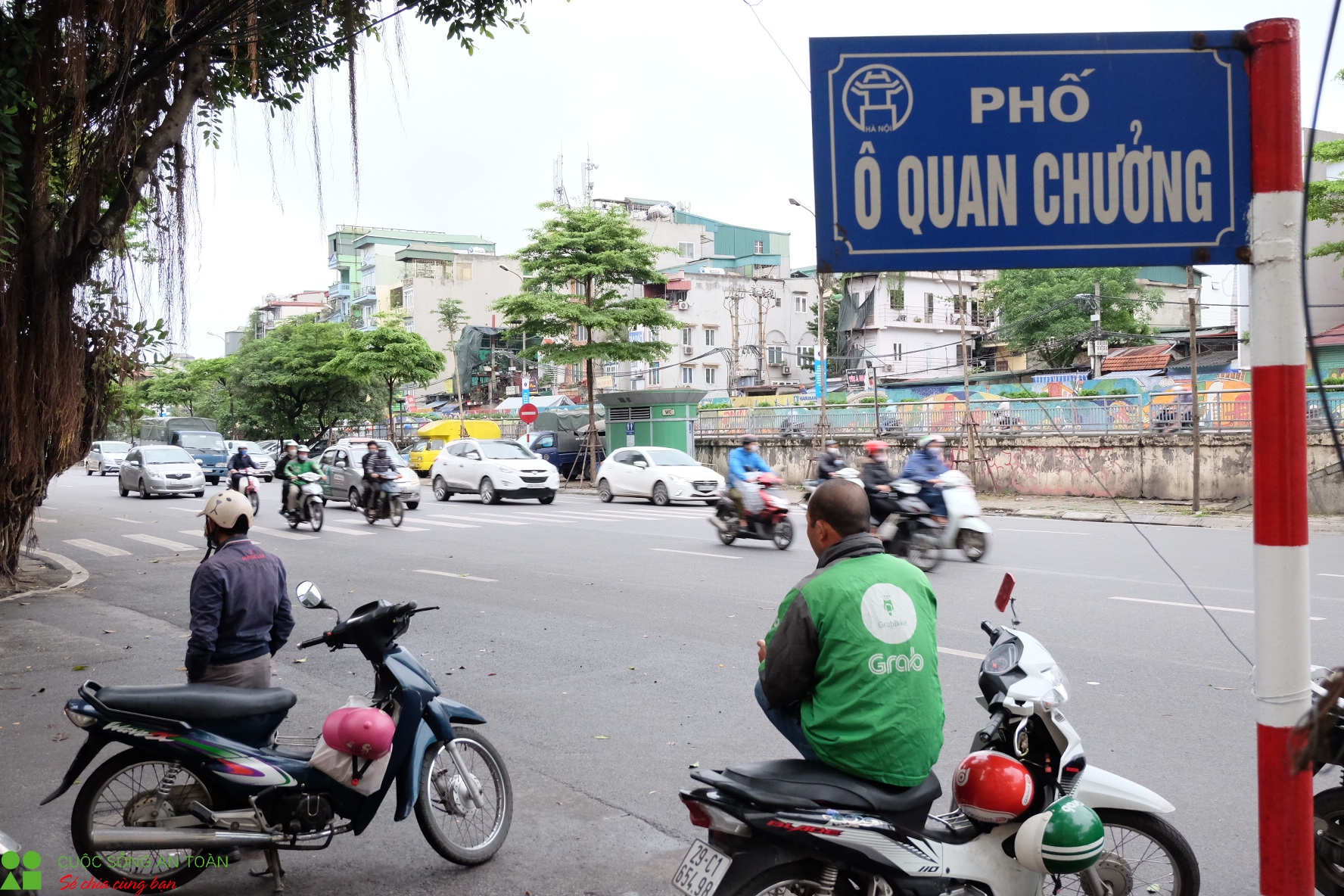 Hà Nội trở lại nhịp điệu vốn có trong ngày đầu nới lỏng giãn cách xã hội ha noi tro lai nhip dieu von co trong ngay dau noi long gian cach xa hoi