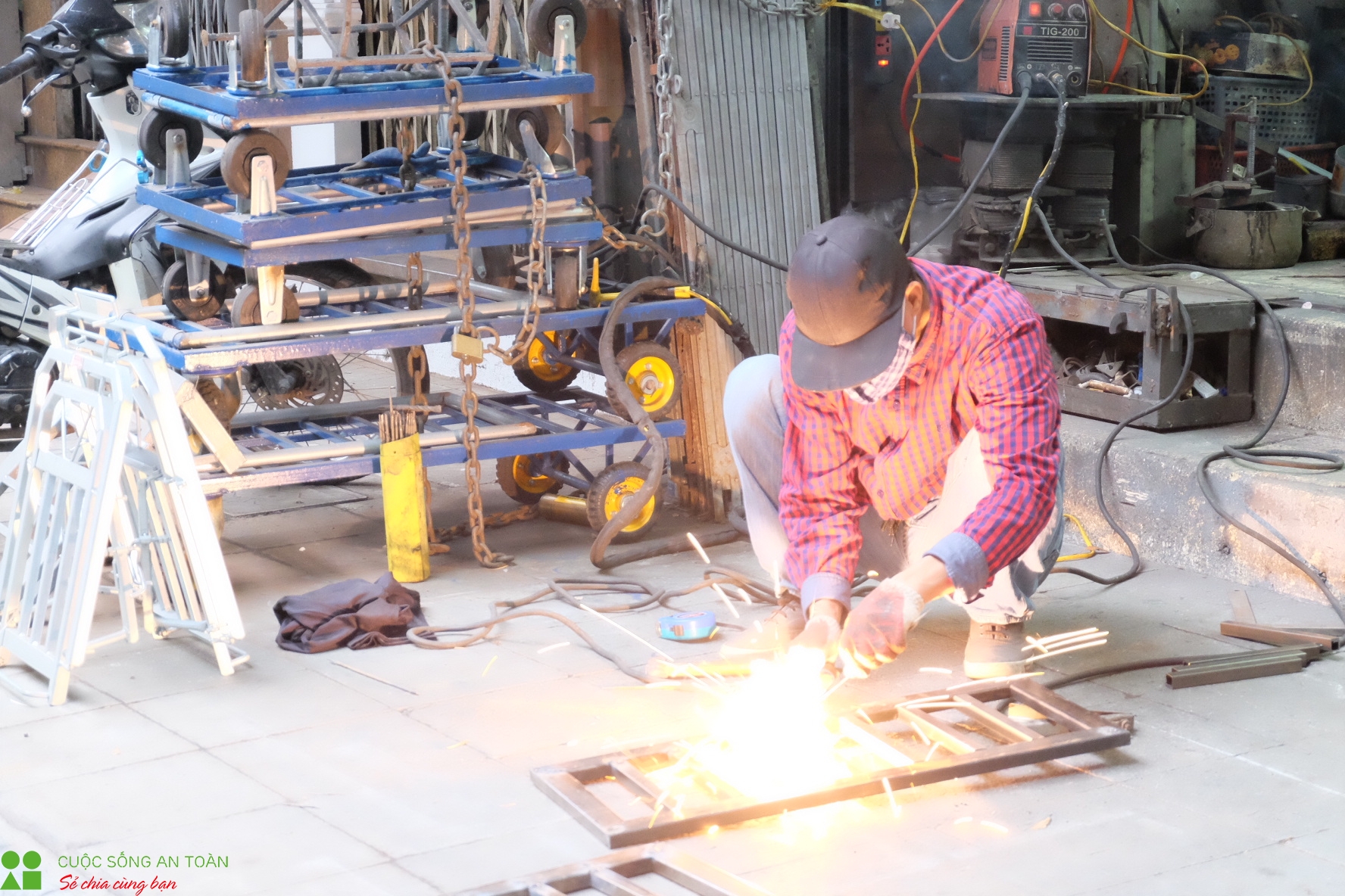 Hà Nội trở lại nhịp điệu vốn có trong ngày đầu nới lỏng giãn cách xã hội ha noi tro lai nhip dieu von co trong ngay dau noi long gian cach xa hoi