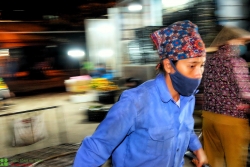 Trắng đêm "bán" sức lao động tại chợ Long Biên sau ngày nới lỏng cách ly xã hội