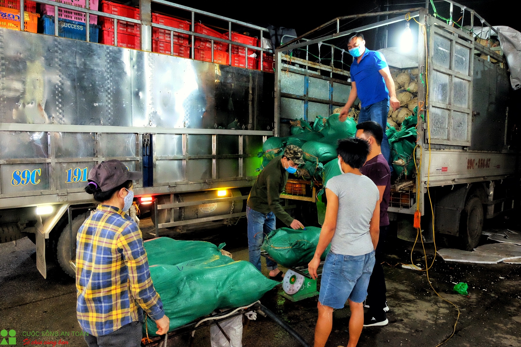 trang dem ban suc lao dong tai cho long bien sau ngay noi long cach ly xa hoi