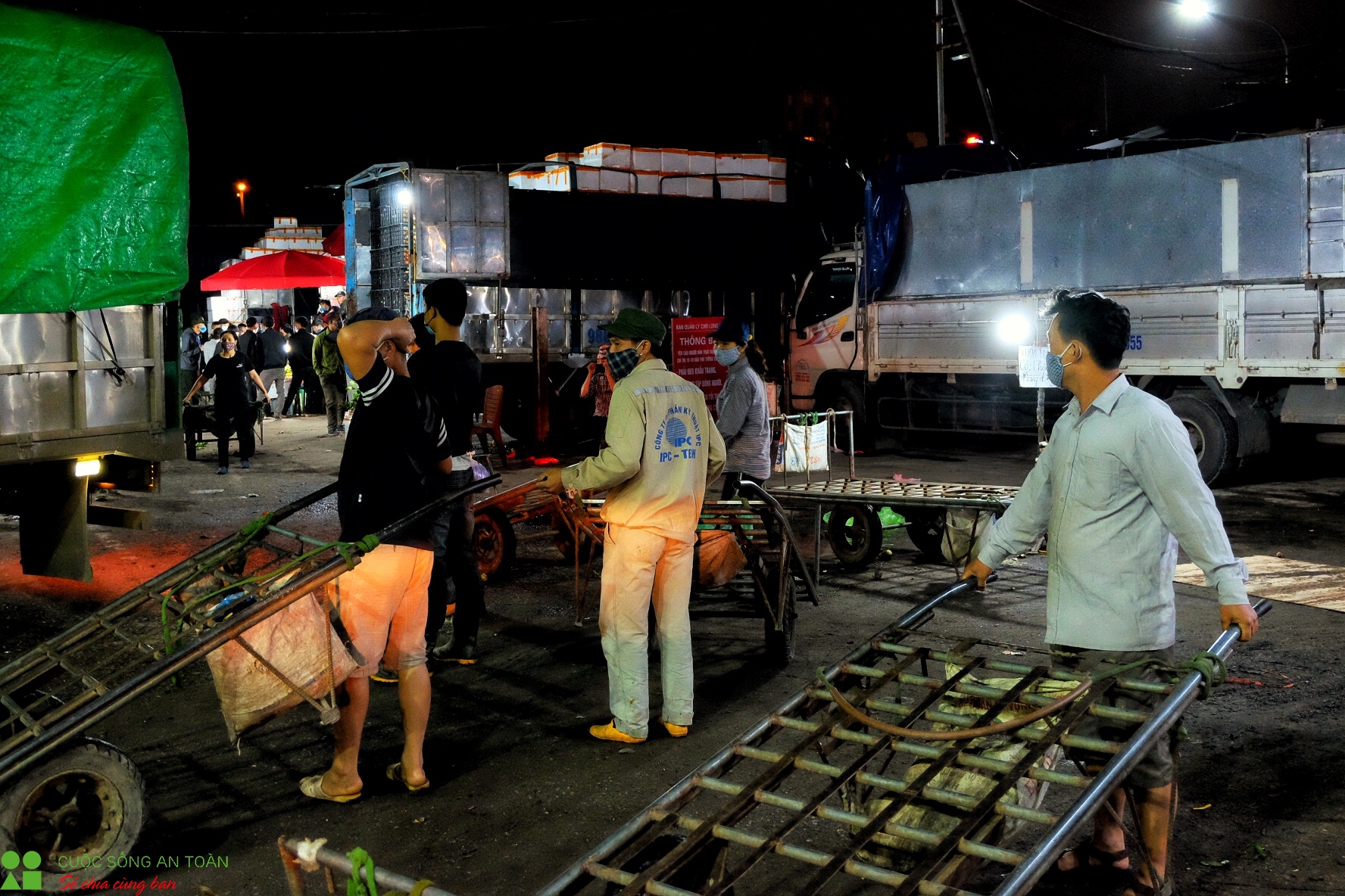 trang dem ban suc lao dong tai cho long bien sau ngay noi long cach ly xa hoi