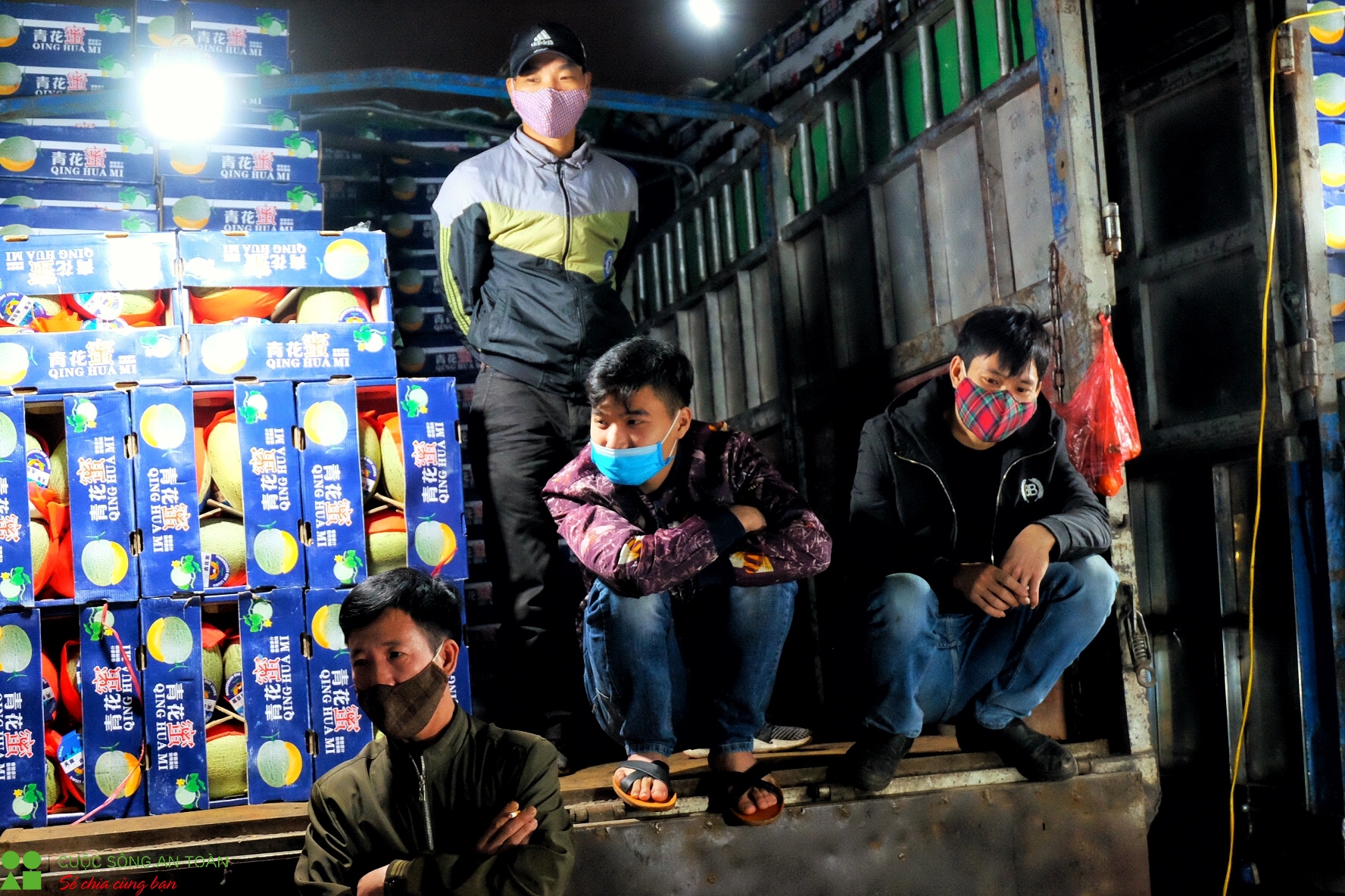 trang dem ban suc lao dong tai cho long bien sau ngay noi long cach ly xa hoi