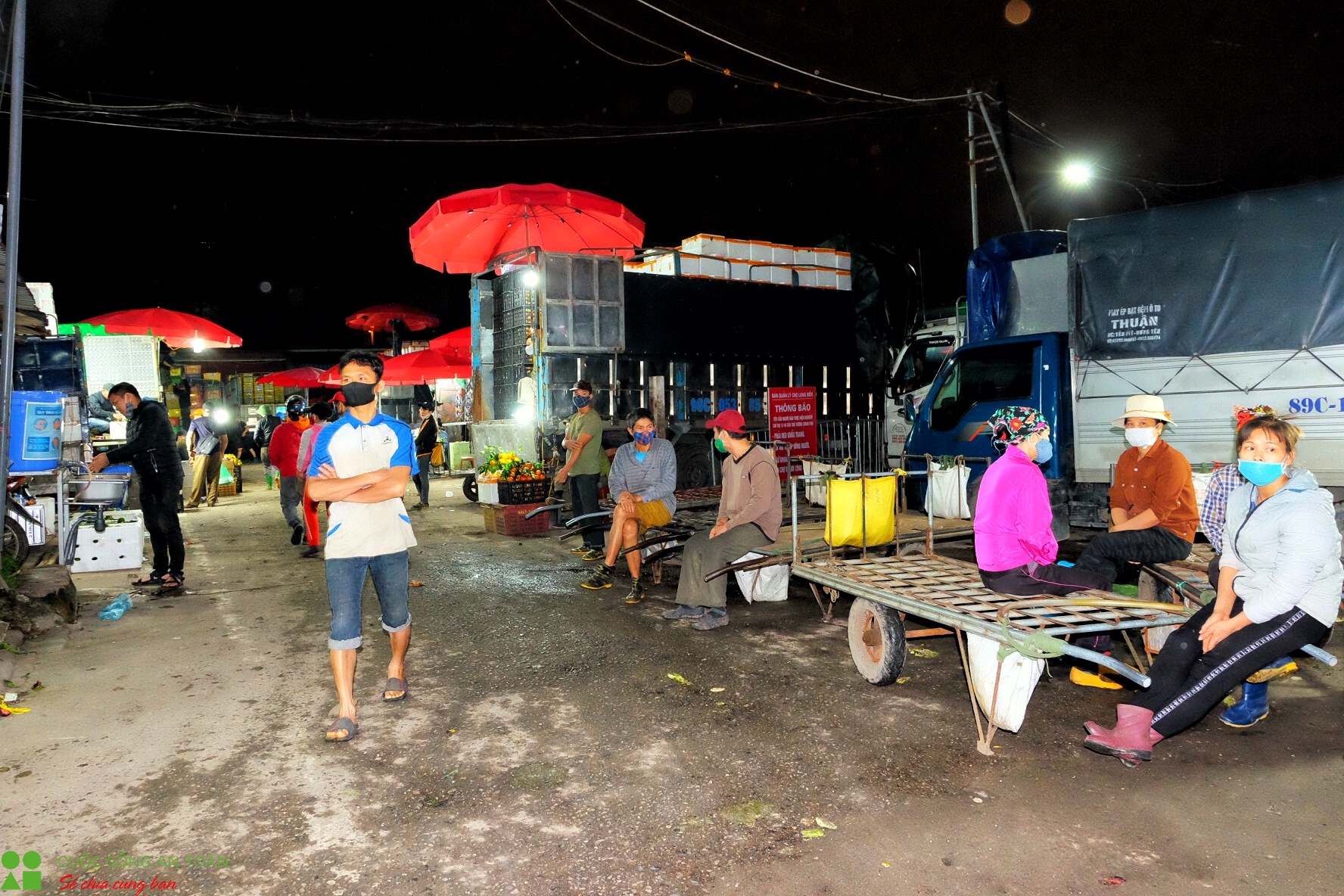 trang dem ban suc lao dong tai cho long bien sau ngay noi long cach ly xa hoi