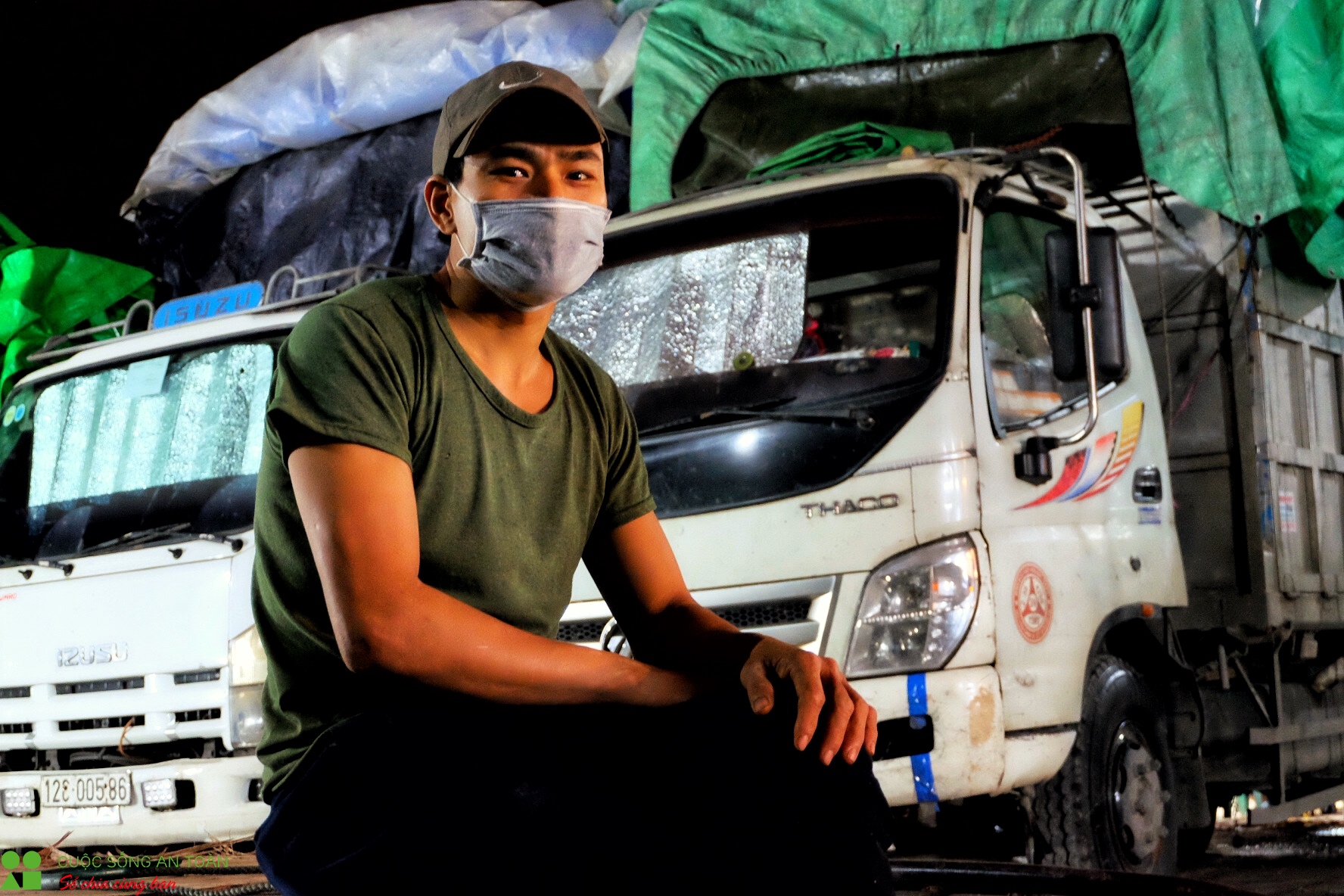 trang dem ban suc lao dong tai cho long bien sau ngay noi long cach ly xa hoi