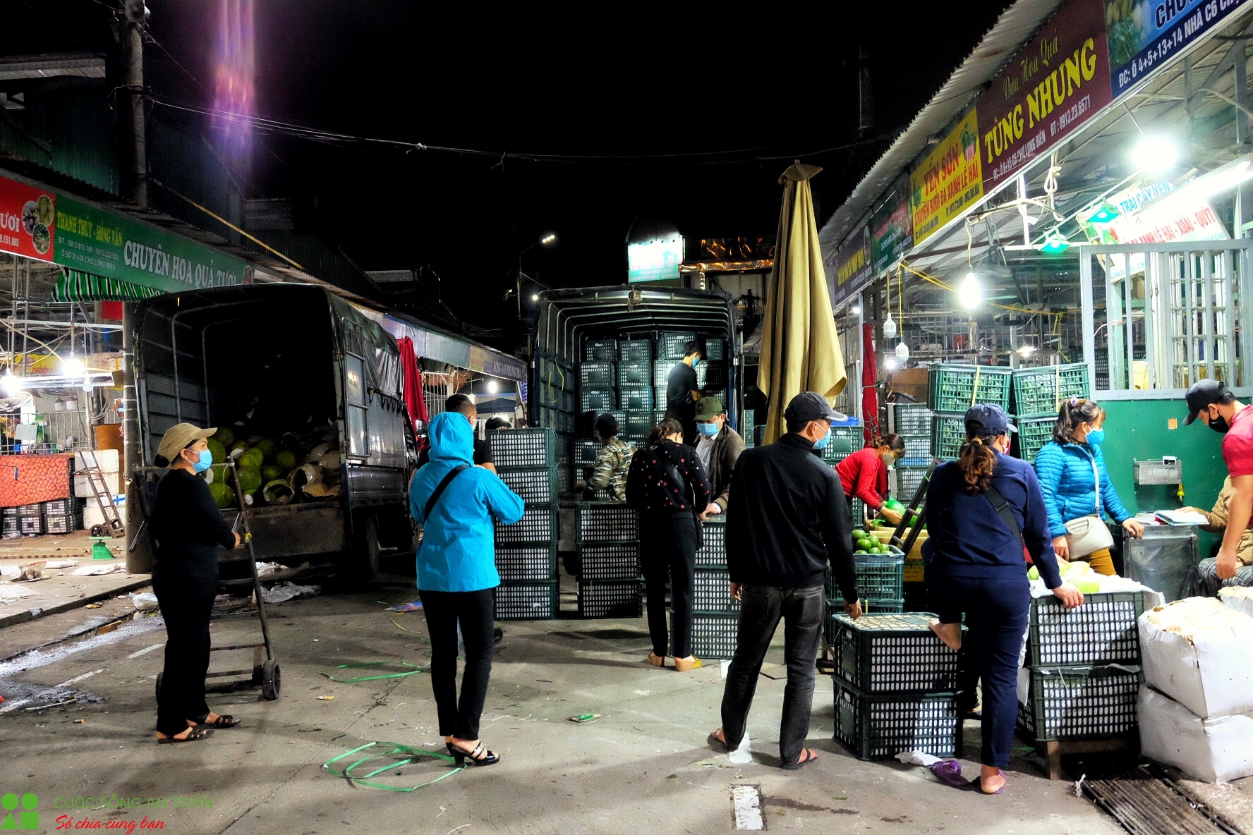 trang dem ban suc lao dong tai cho long bien sau ngay noi long cach ly xa hoi